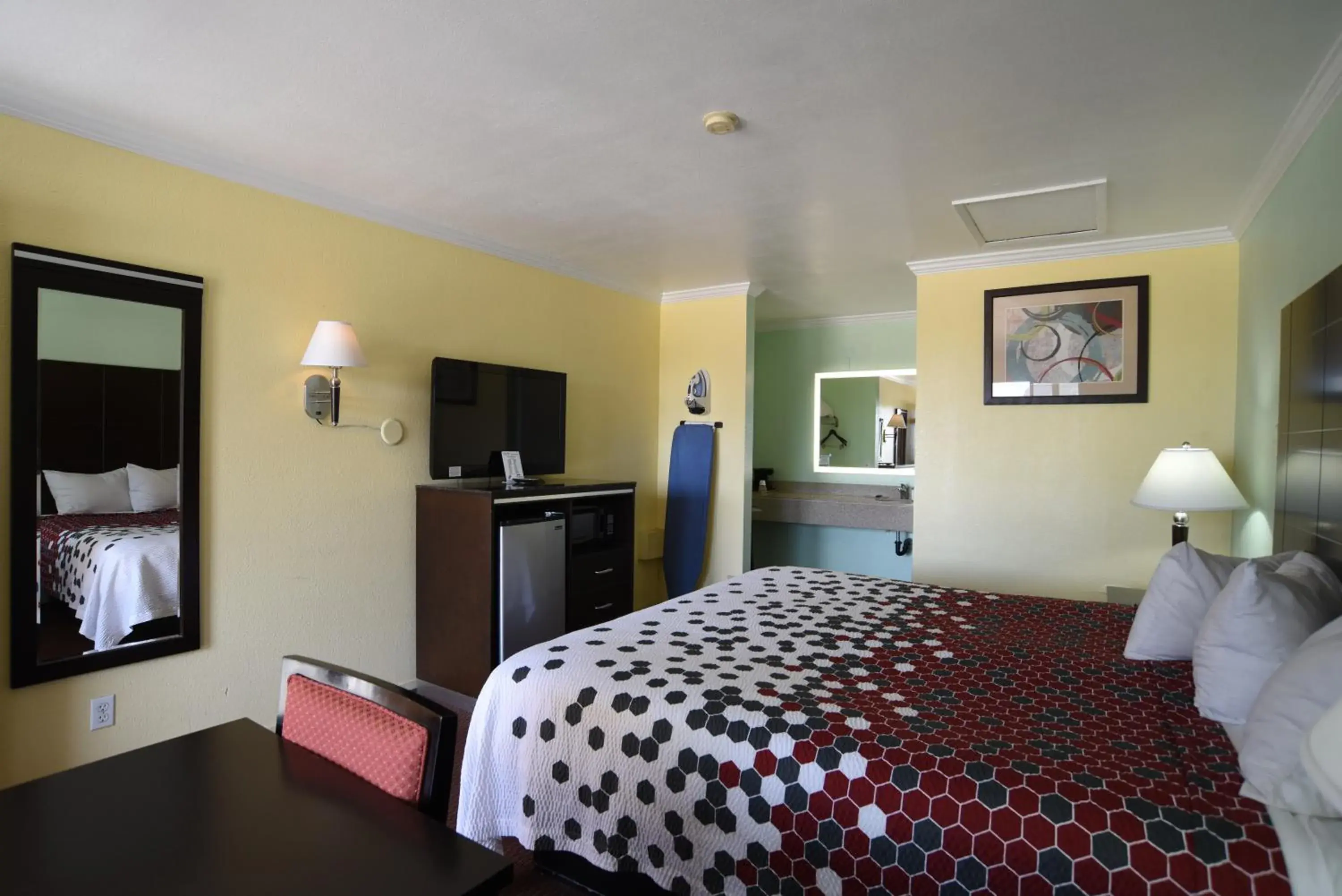 Photo of the whole room, Bed in Morro Bay Beach Inn