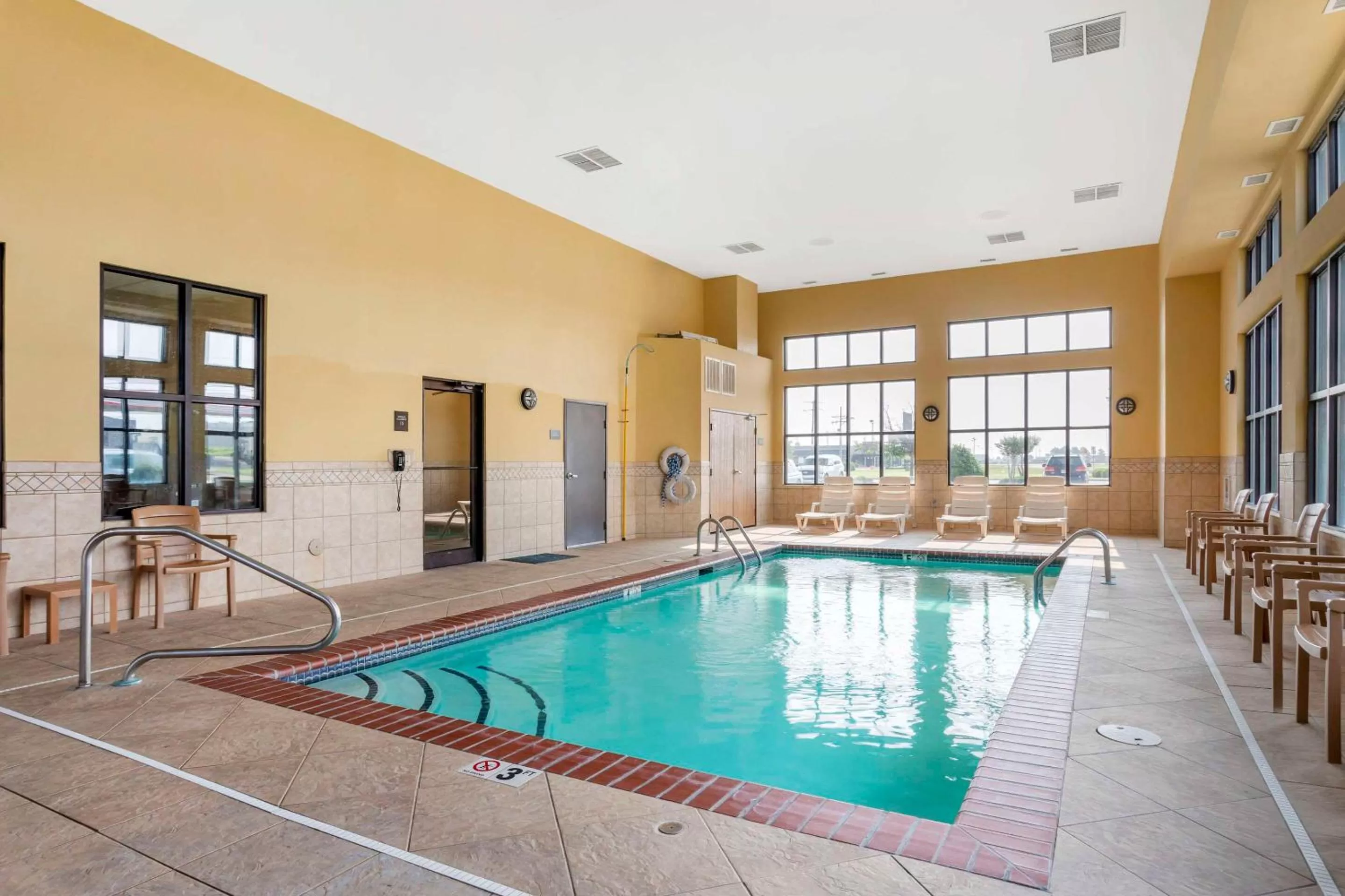 Swimming pool in Comfort Inn & Suites Blytheville
