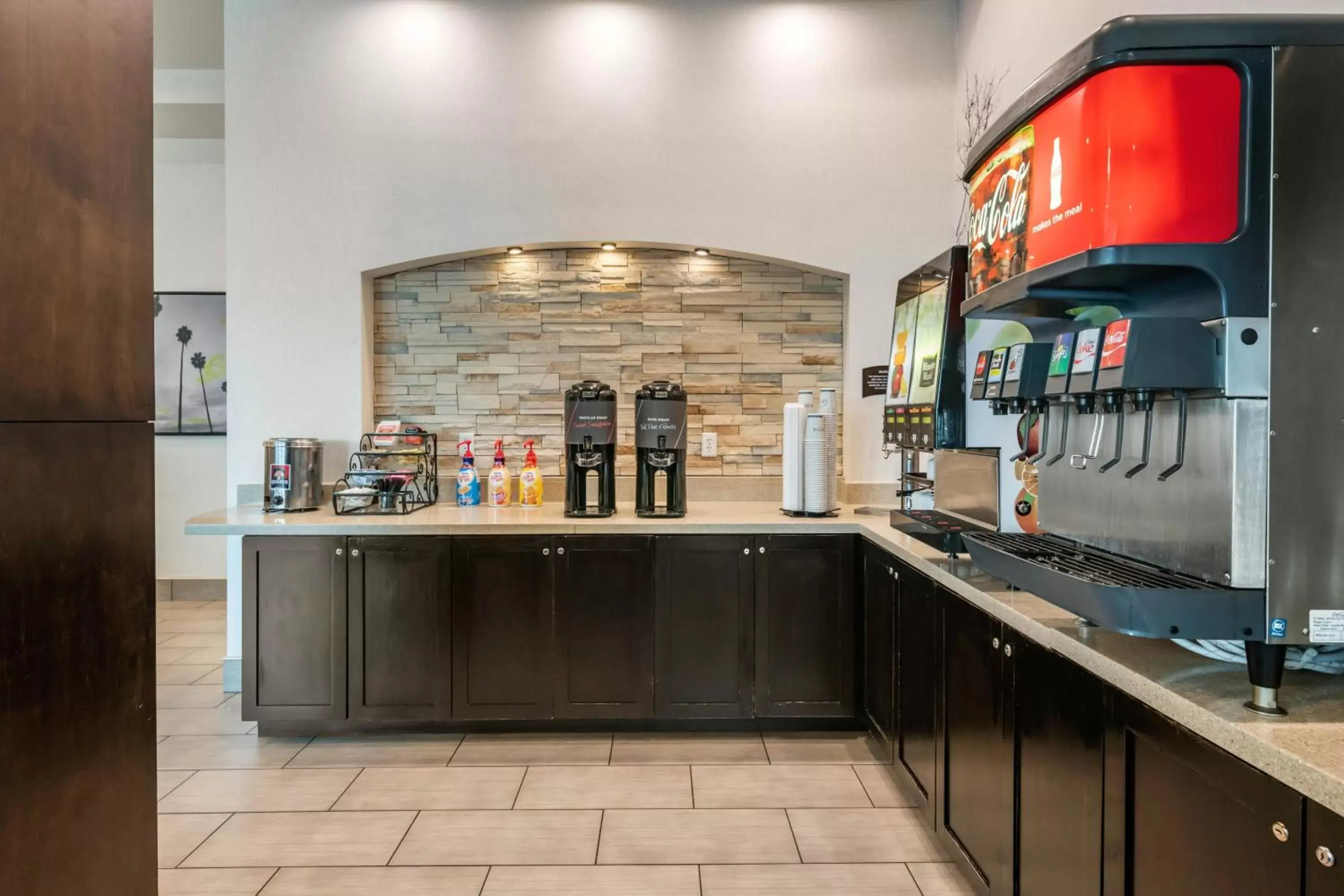 Restaurant/places to eat, Kitchen/Kitchenette in Staybridge Suites St. Petersburg FL, an IHG Hotel