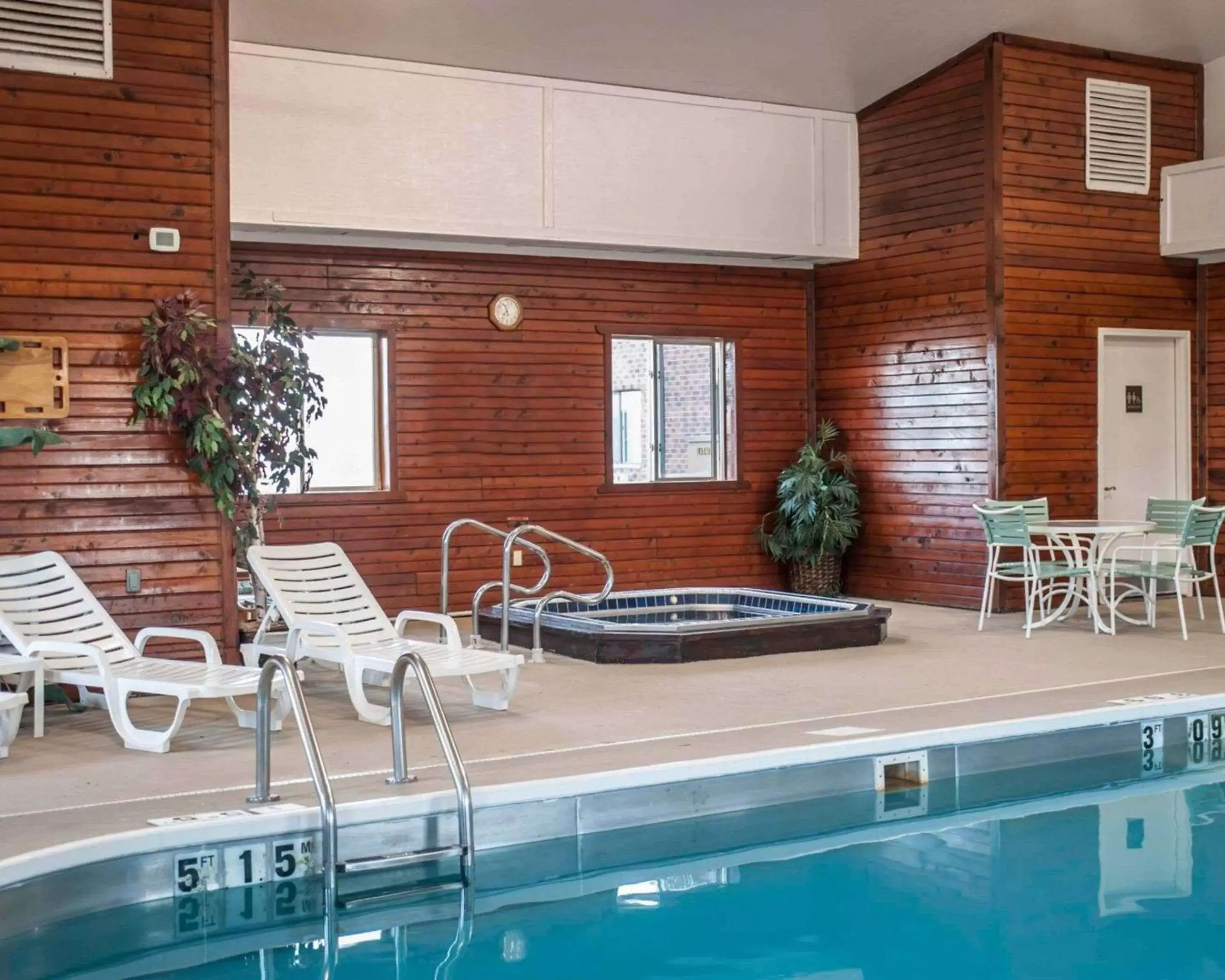 On site, Swimming Pool in Quality Inn Boonville - Columbia