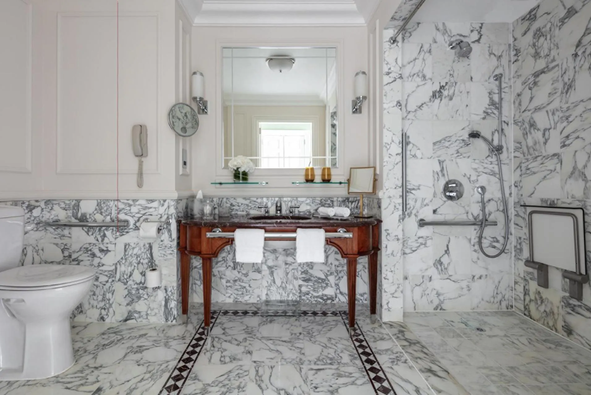 Shower in Four Seasons Hotel Hampshire