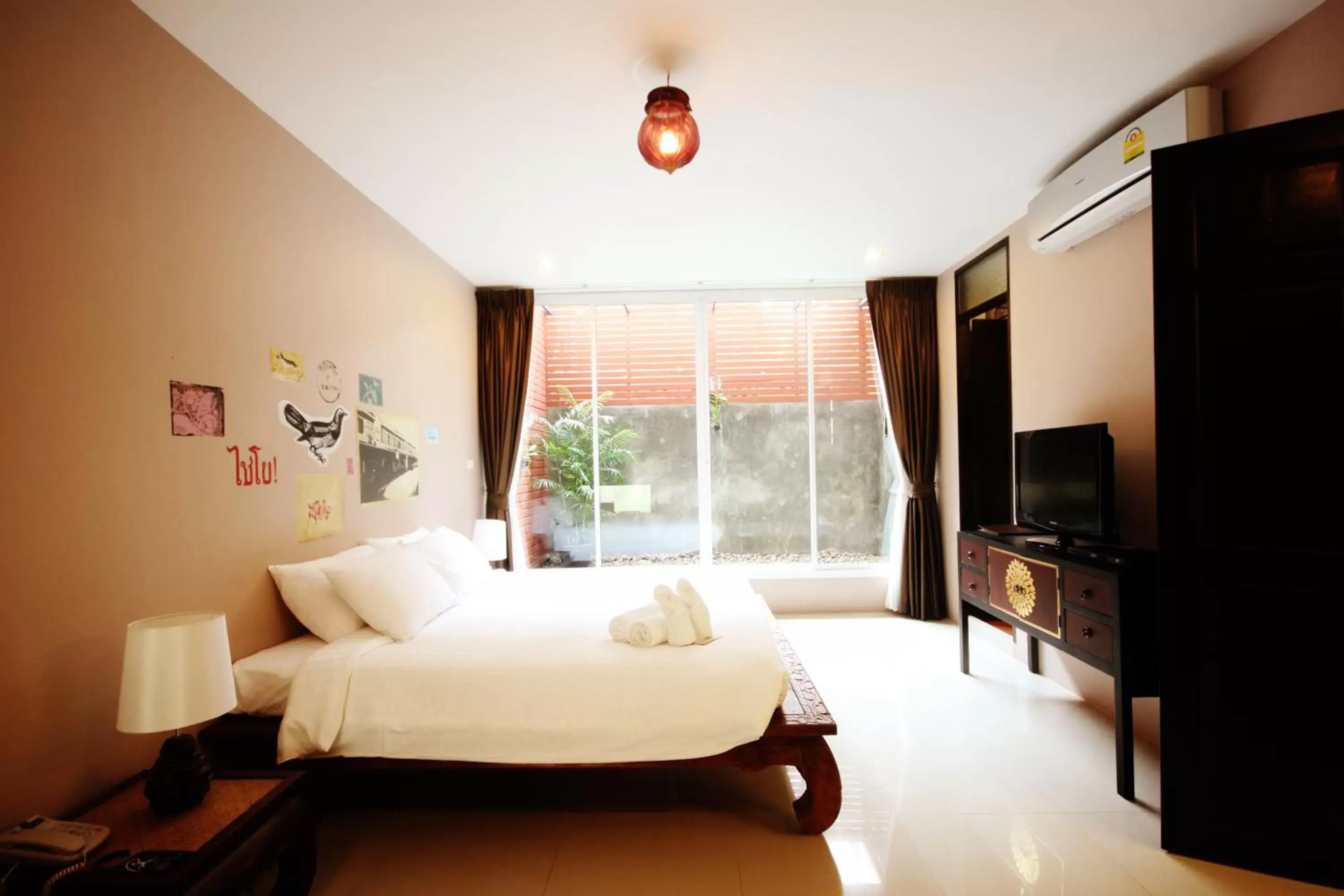 Bedroom, Bed in Feung Nakorn Balcony Rooms and Cafe