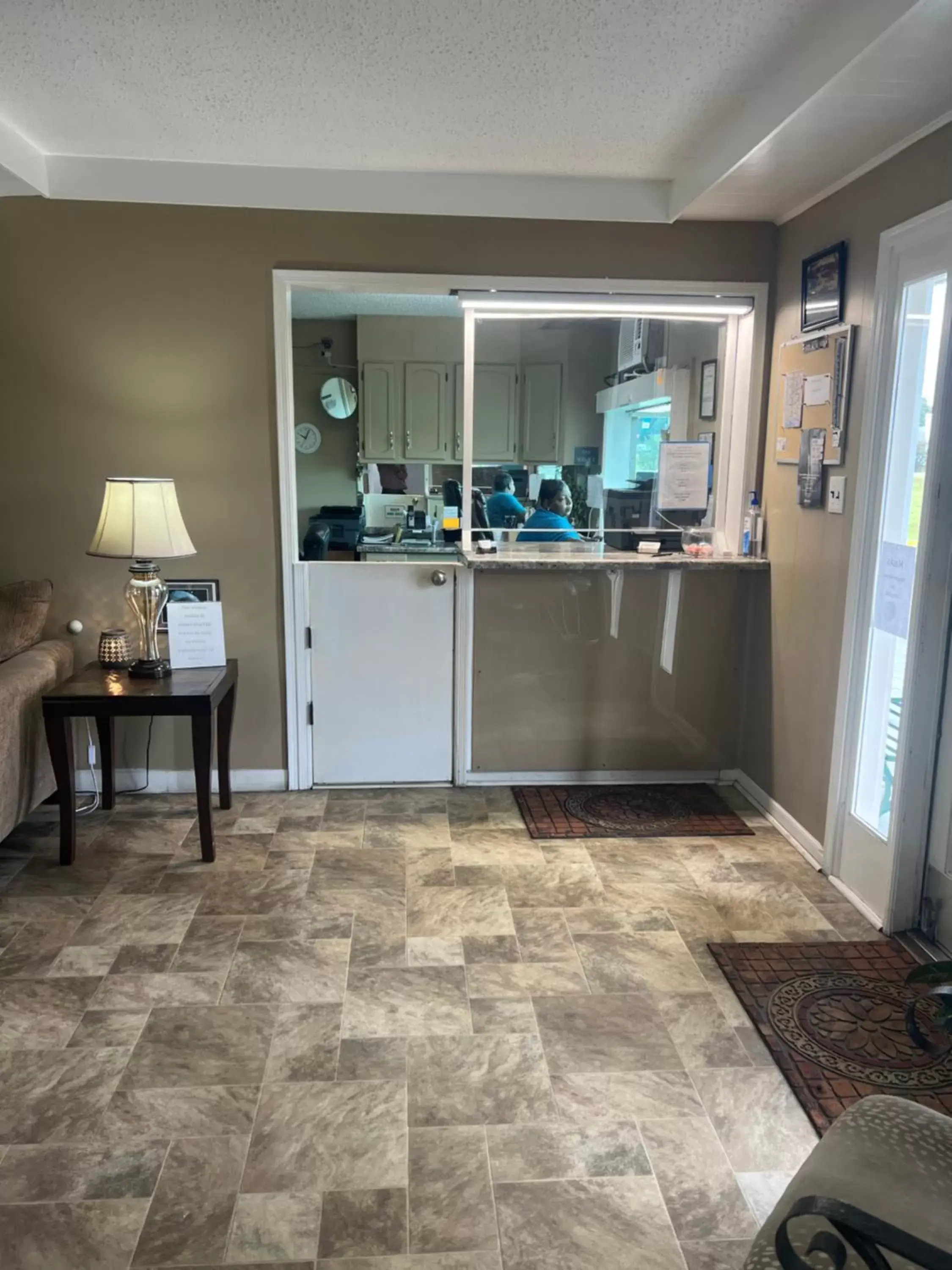 Lobby or reception, Kitchen/Kitchenette in Towne inn