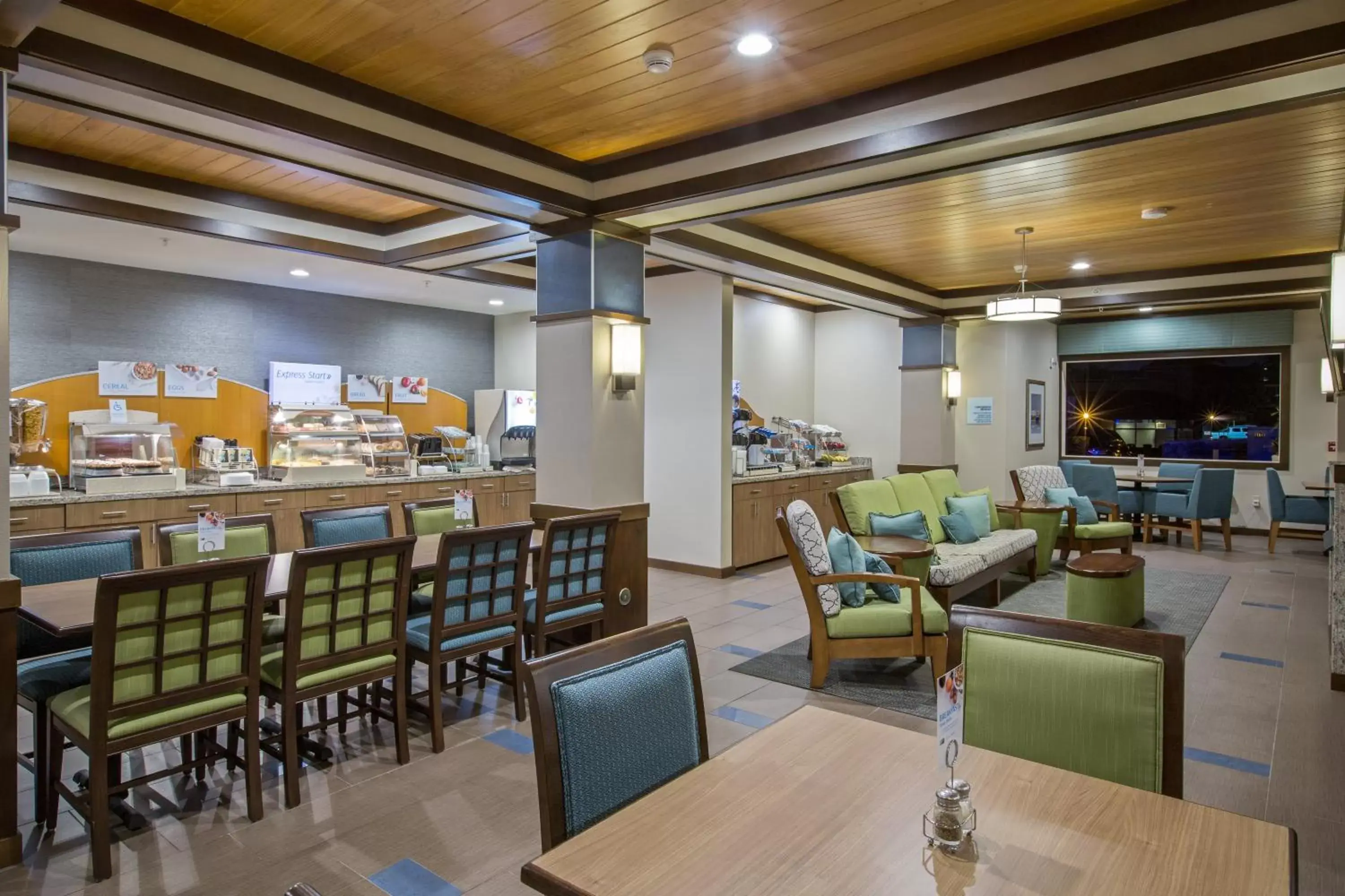 Breakfast, Lounge/Bar in Holiday Inn Express & Suites Kailua-Kona, an IHG Hotel