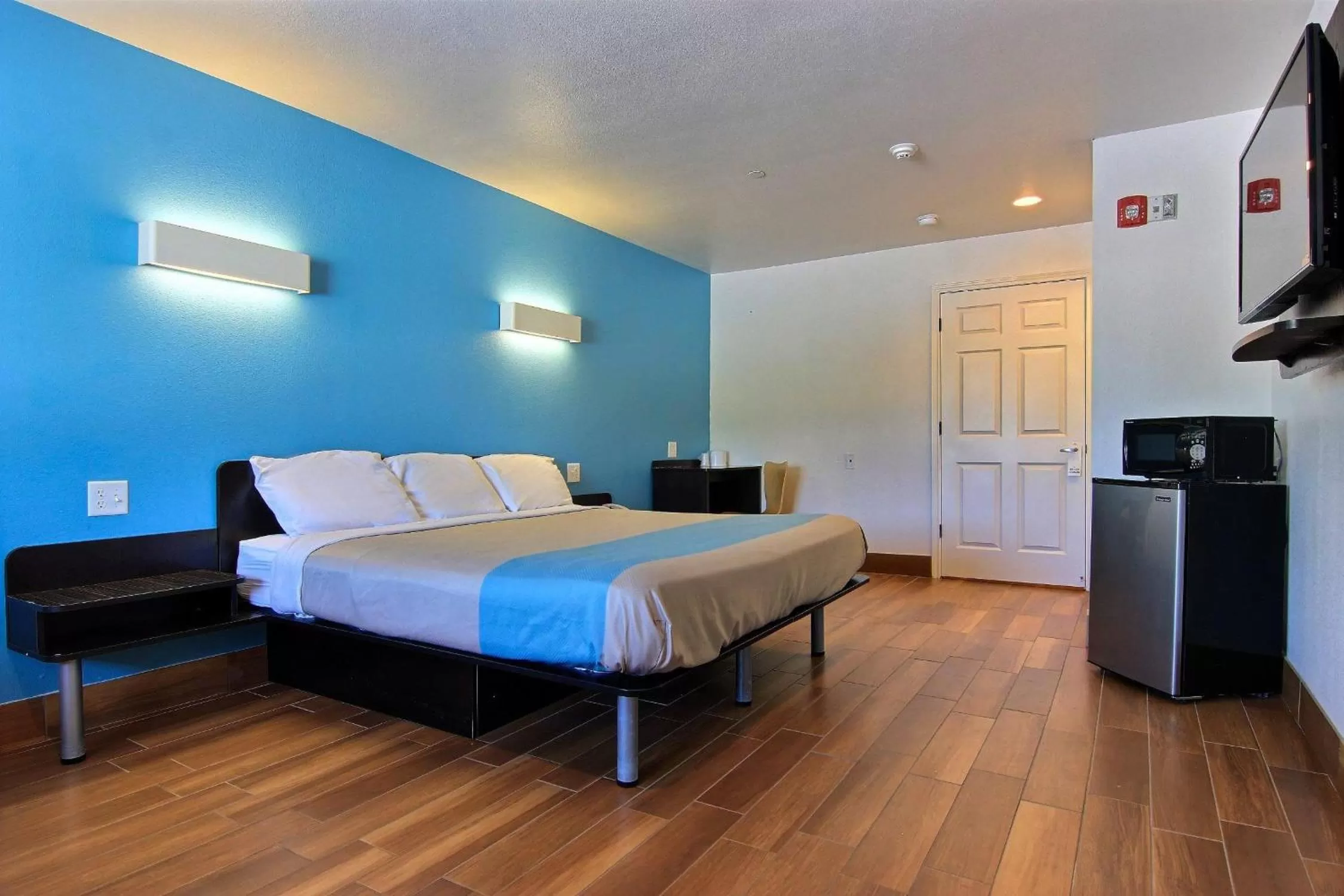 Photo of the whole room, Bed in Motel 6-Rockport, TX