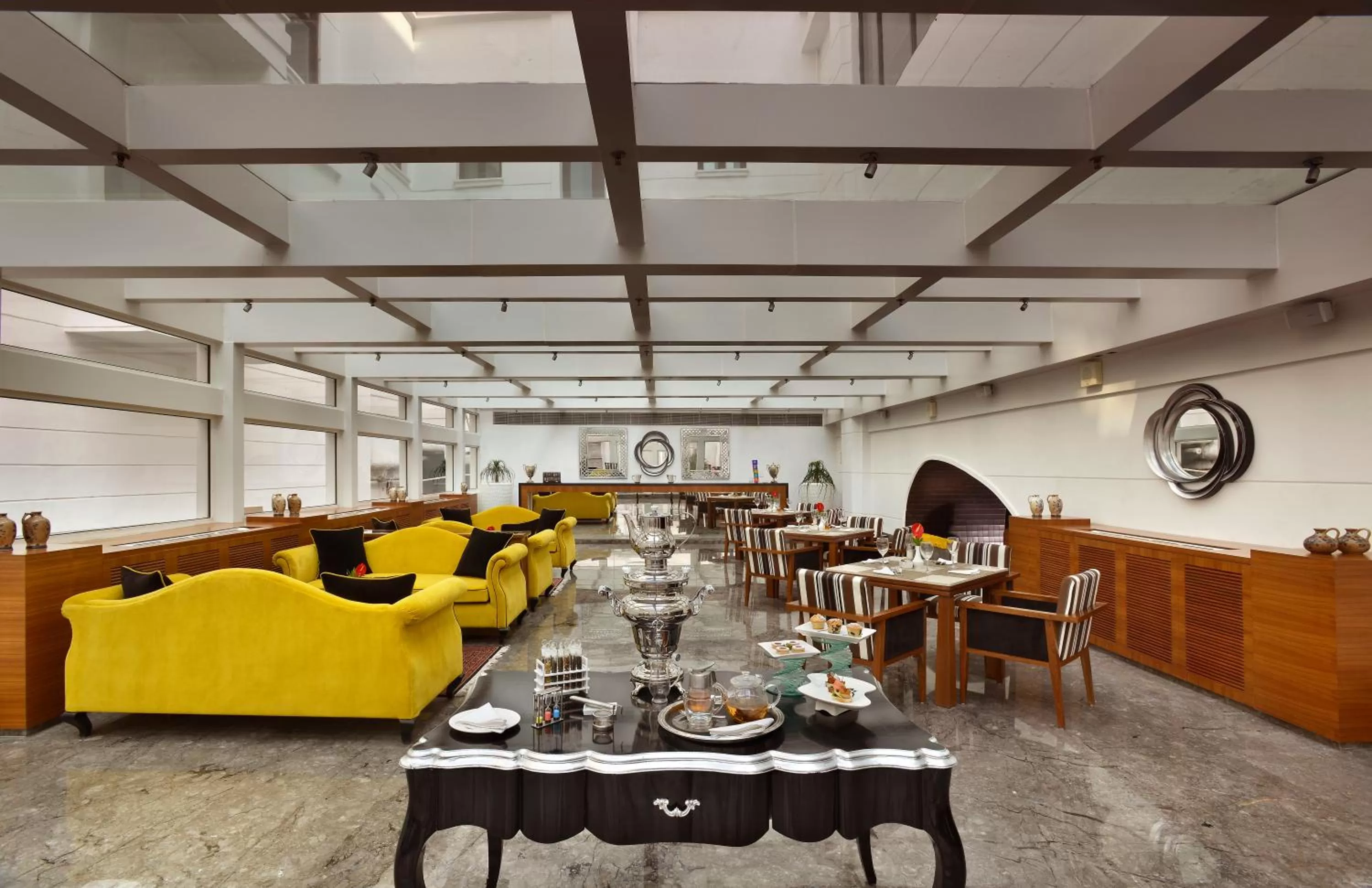 Lounge or bar in The Lalit Great Eastern Kolkata