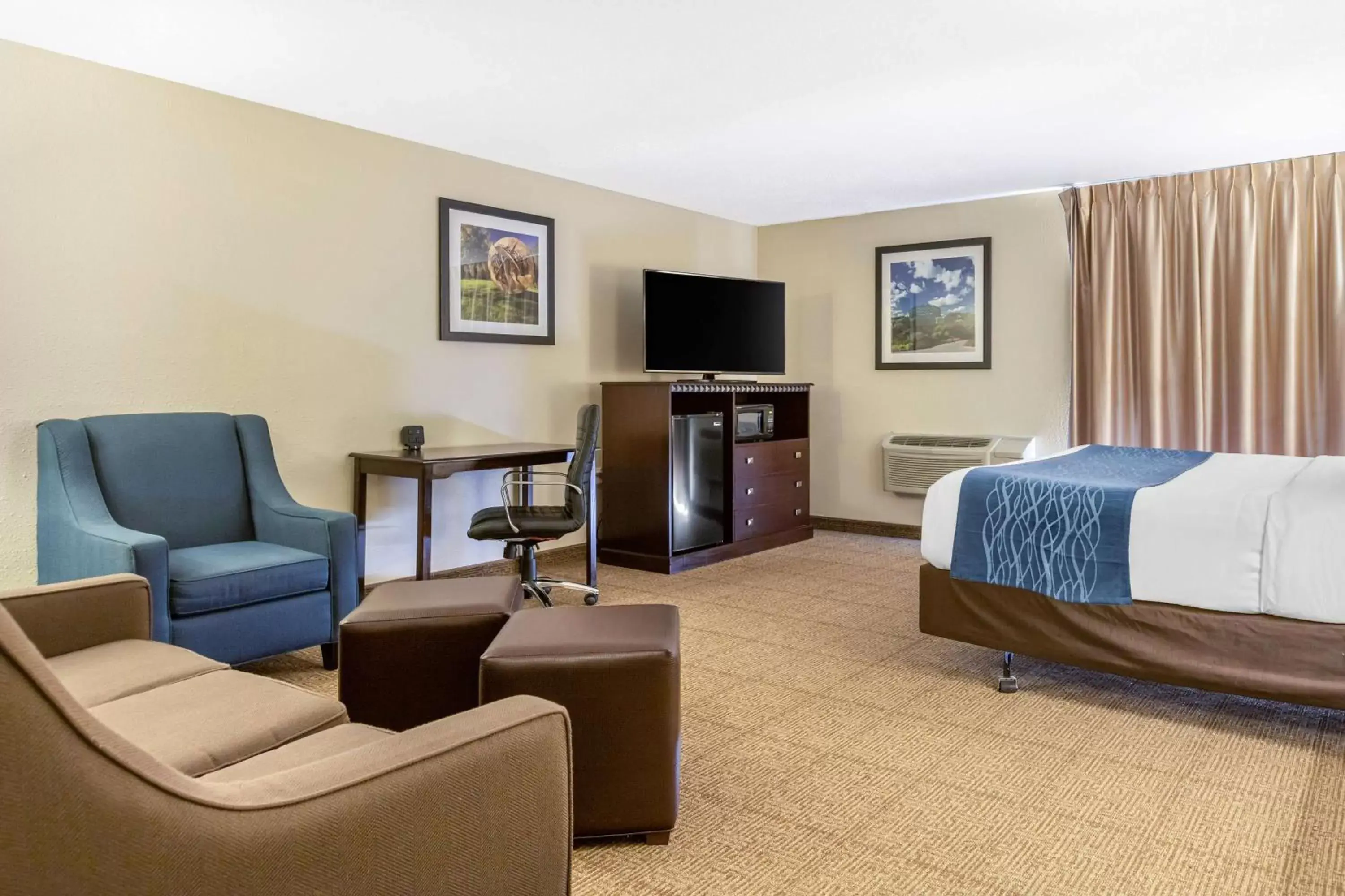 Photo of the whole room in Comfort Inn Grand Rapids Airport