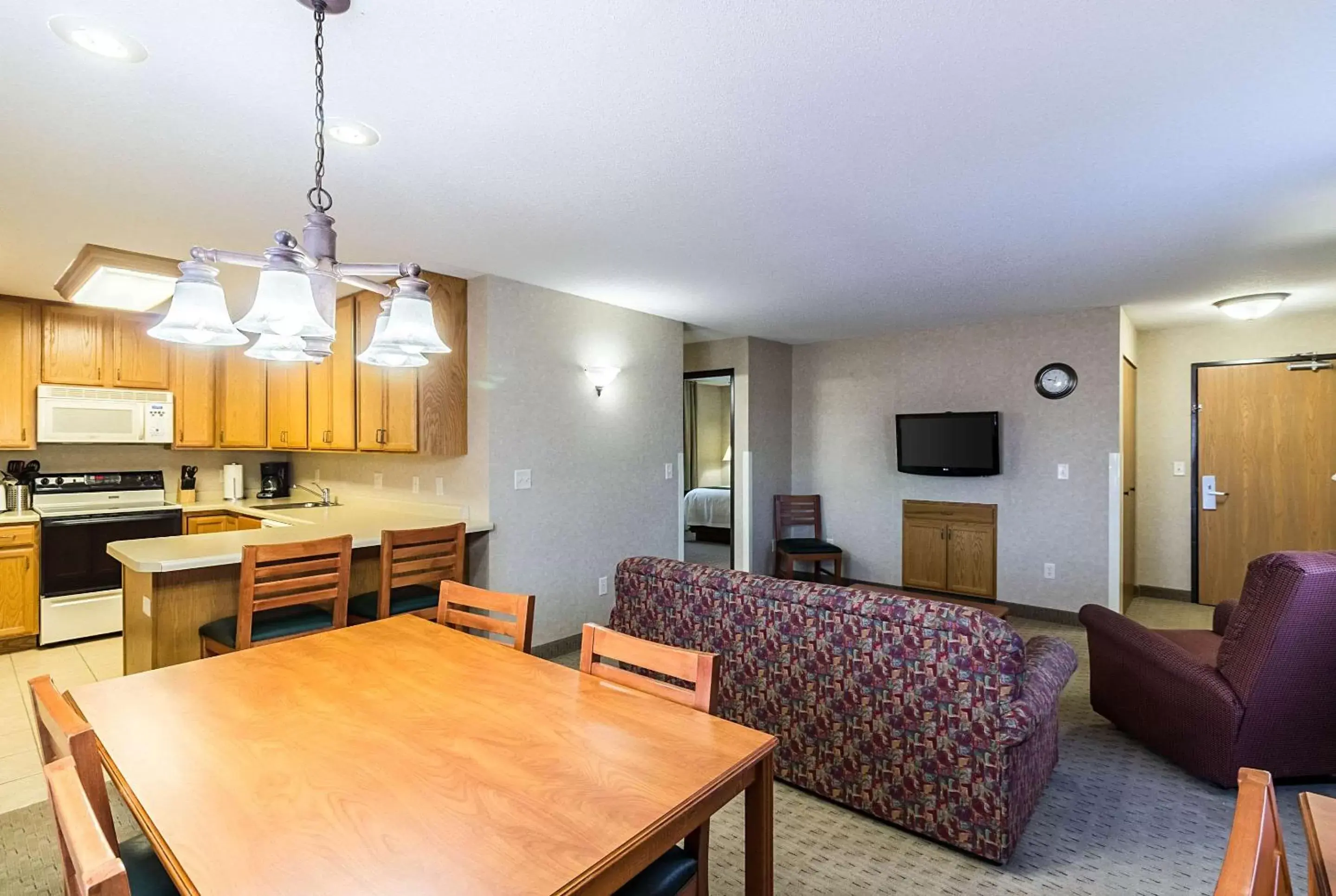 Photo of the whole room, Dining Area in Quality Inn - Marshall