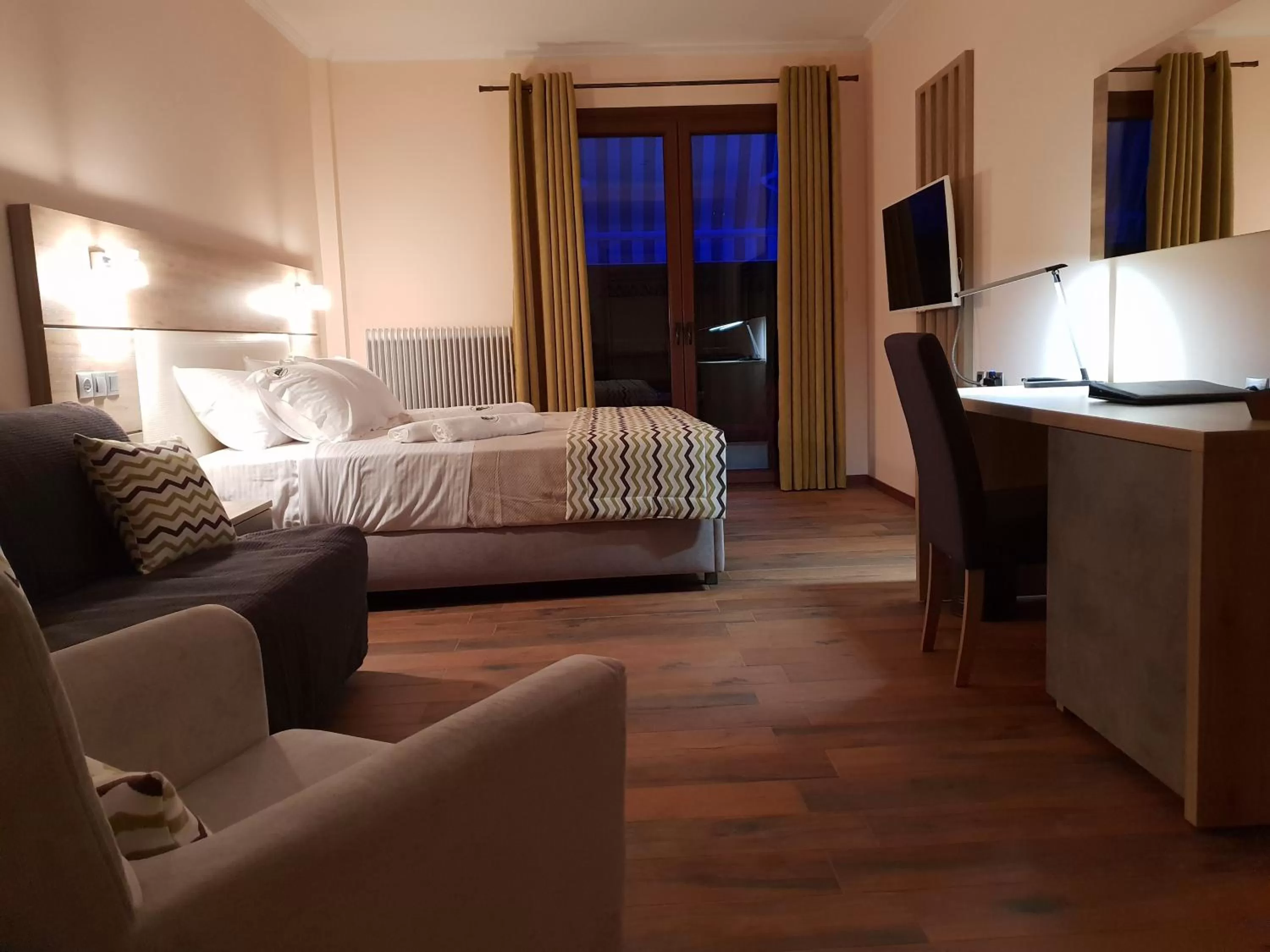 Photo of the whole room, Bed in Mondeus Inn Luxury