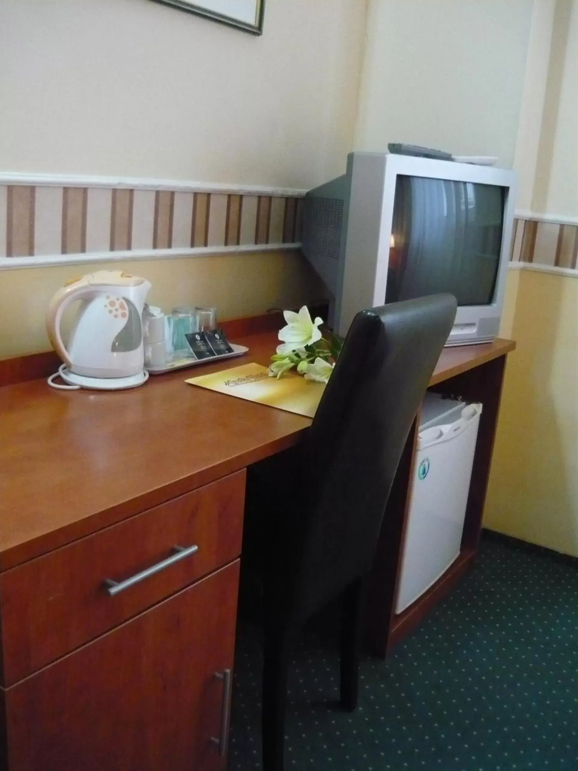 Coffee/tea facilities, TV/Entertainment Center in Atlantic Hotel