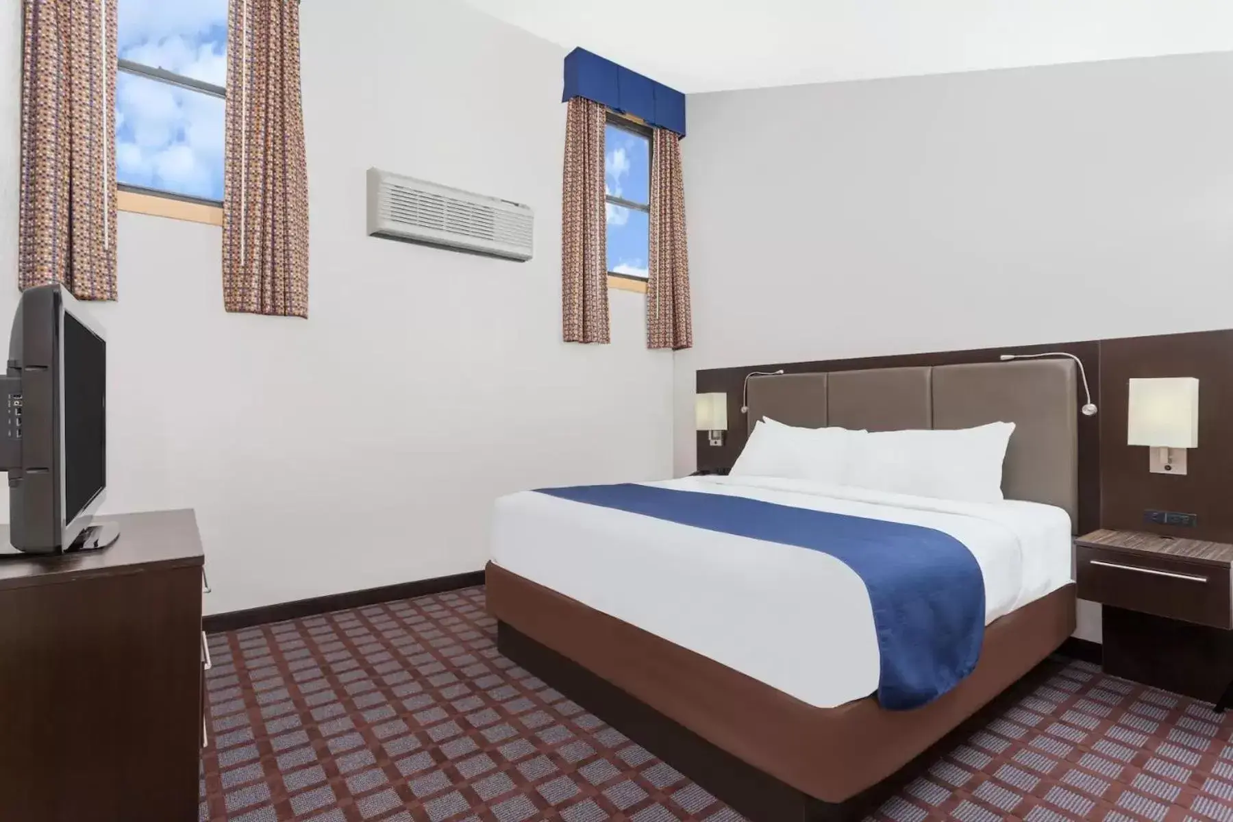 Bed in Days Inn by Wyndham Woodbury Long Island