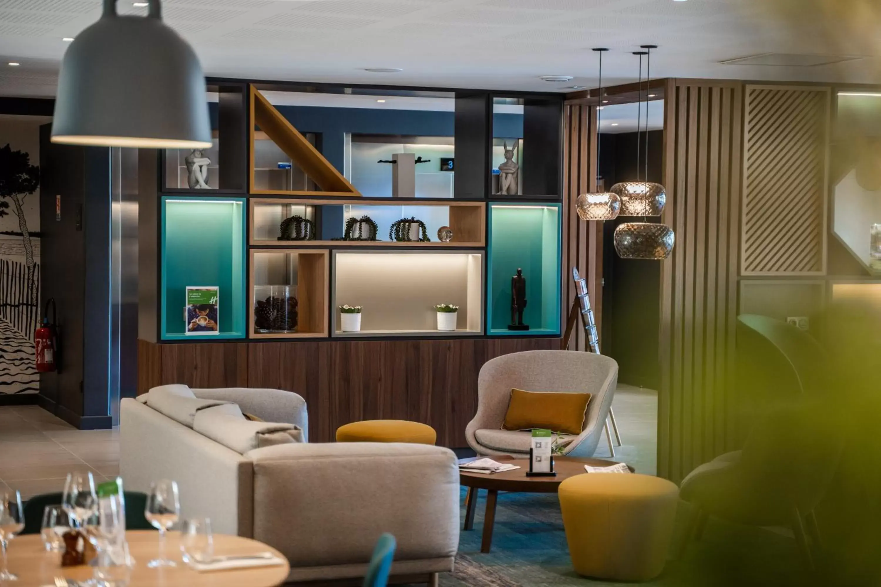 Lounge or bar, Seating Area in Holiday Inn - Bordeaux-Merignac, an IHG Hotel