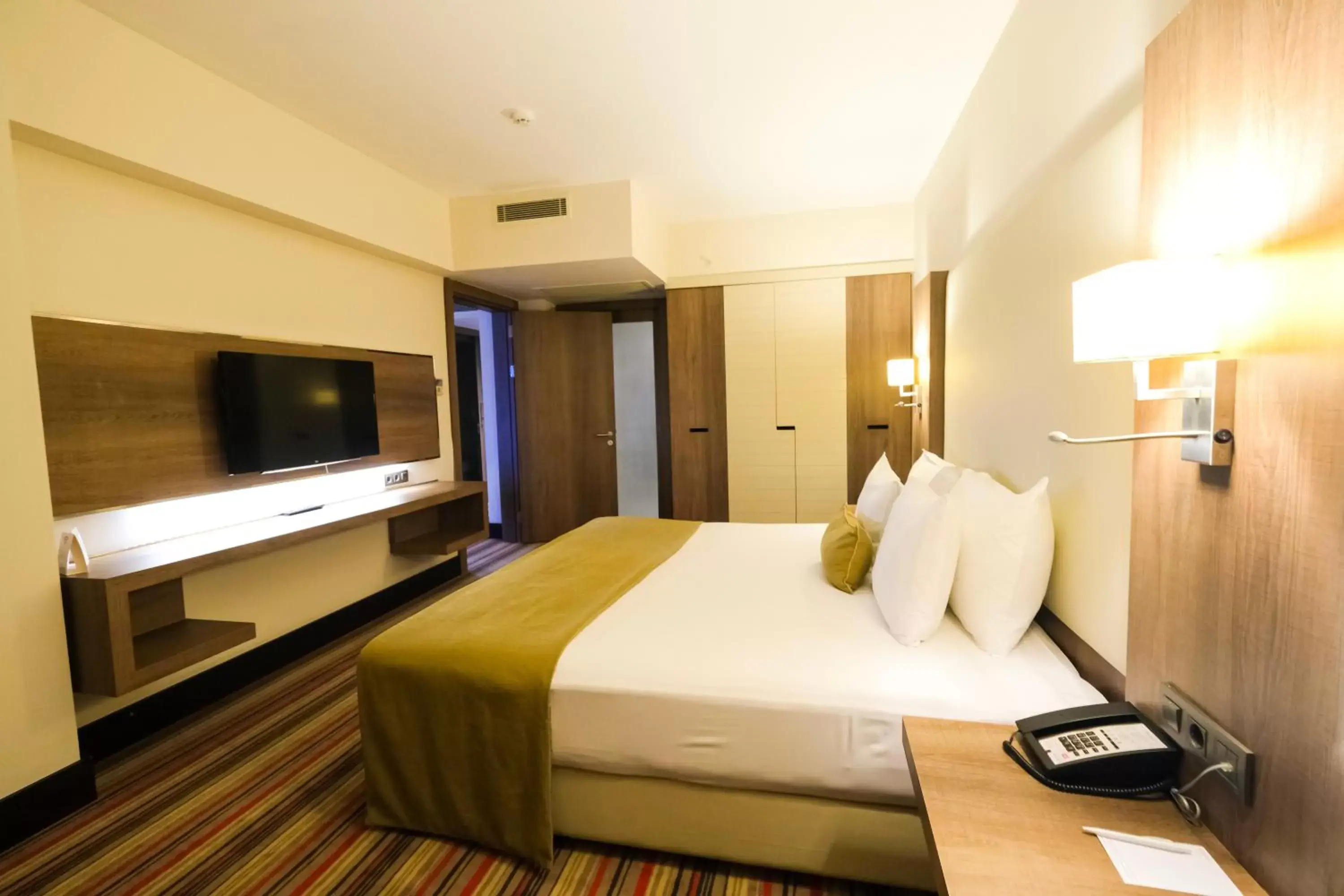 TV and multimedia, Bed in Ramada Plaza By Wyndham Izmir