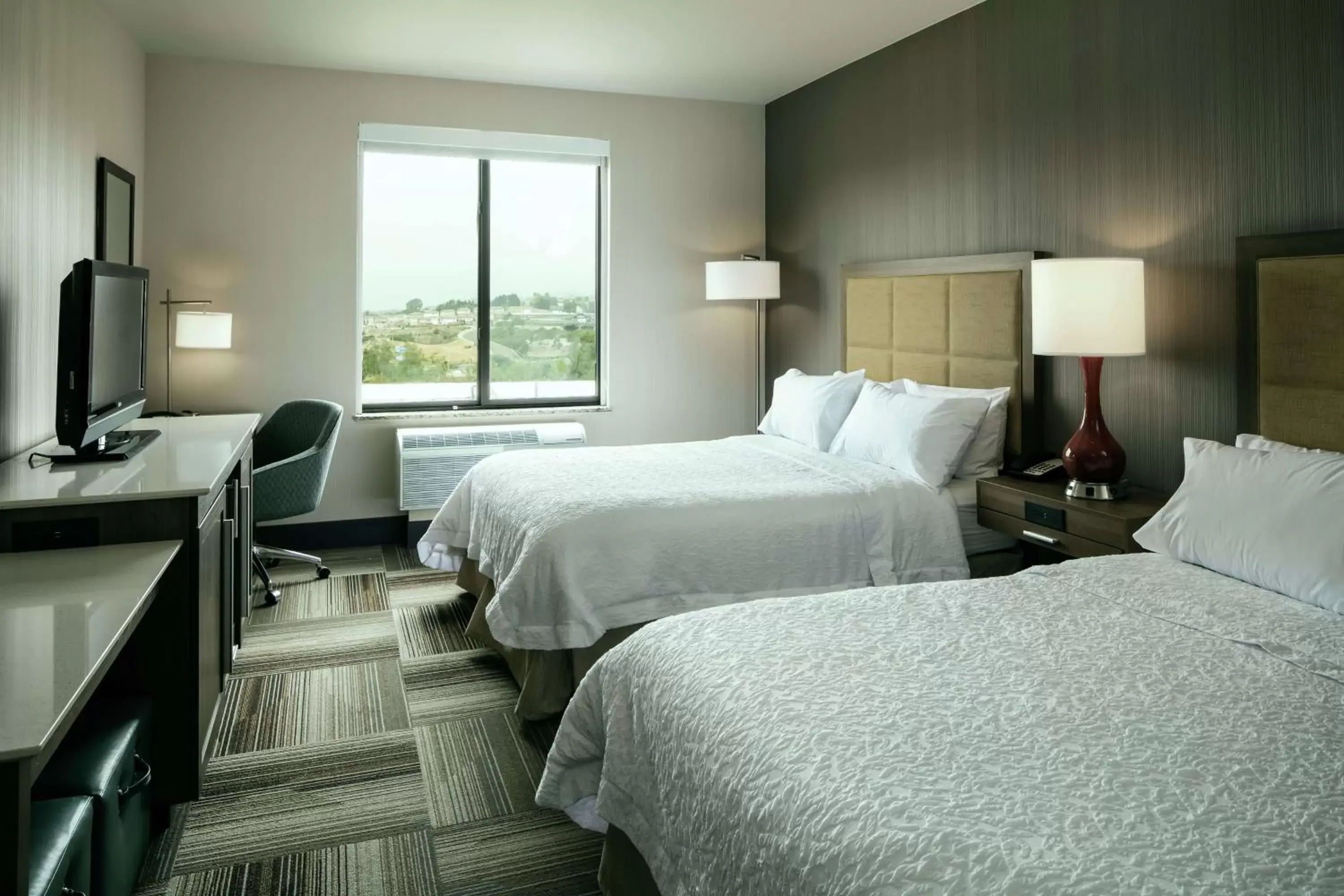 Bedroom, Bed in Hampton Inn & Suites Arroyo Grande