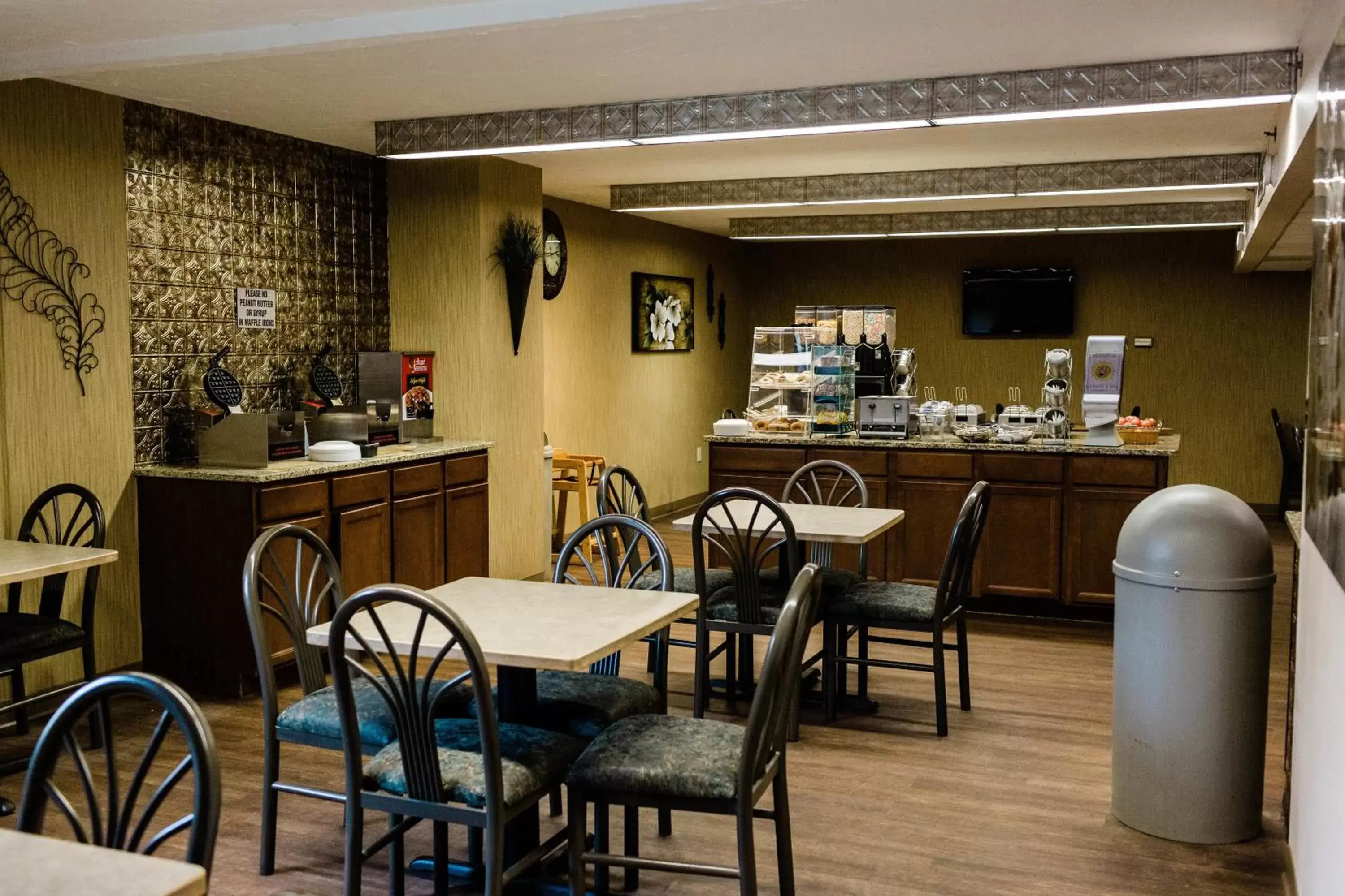 Restaurant/Places to Eat in EverSpring Inn & Suites