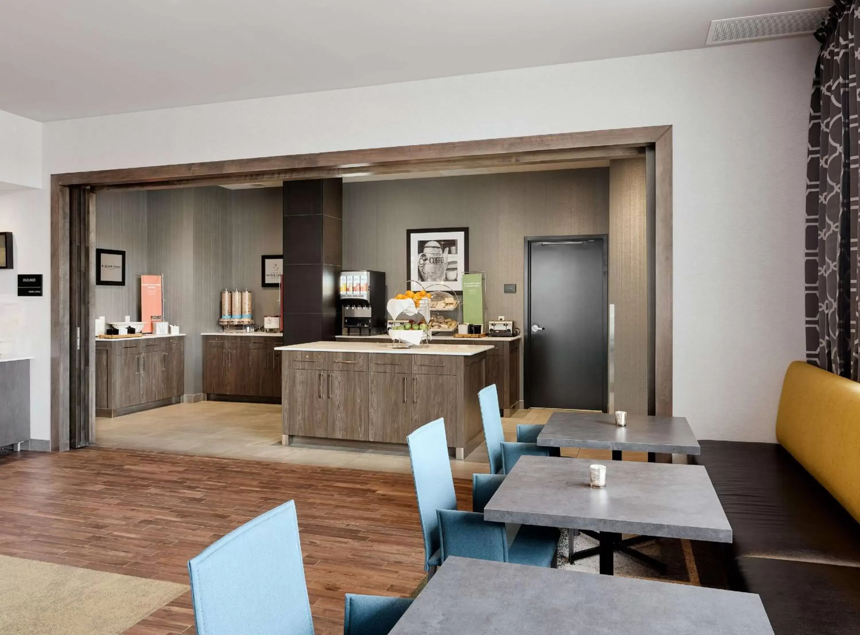 Breakfast, Restaurant/Places to Eat in Hampton Inn & Suites By Hilton Quebec City /Saint-Romuald