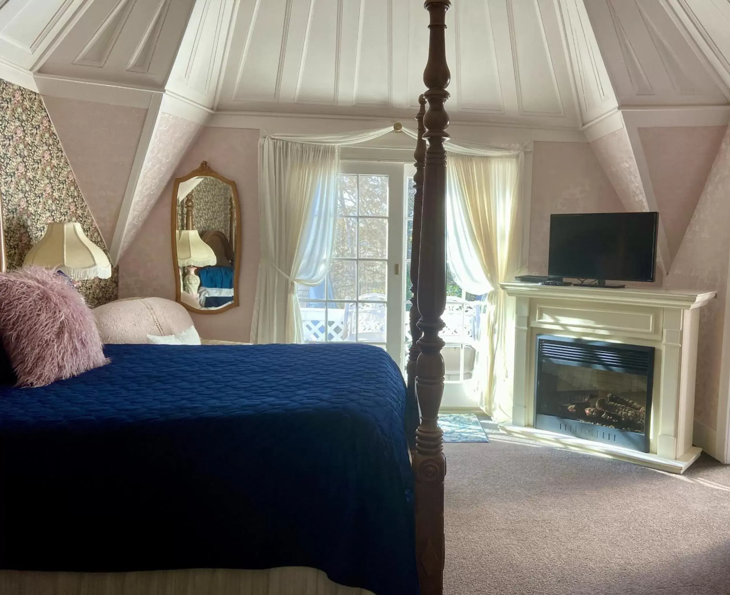 Deluxe Queen Suite in Shaw House Inn Deluxe Queen Suite in Shaw House Inn