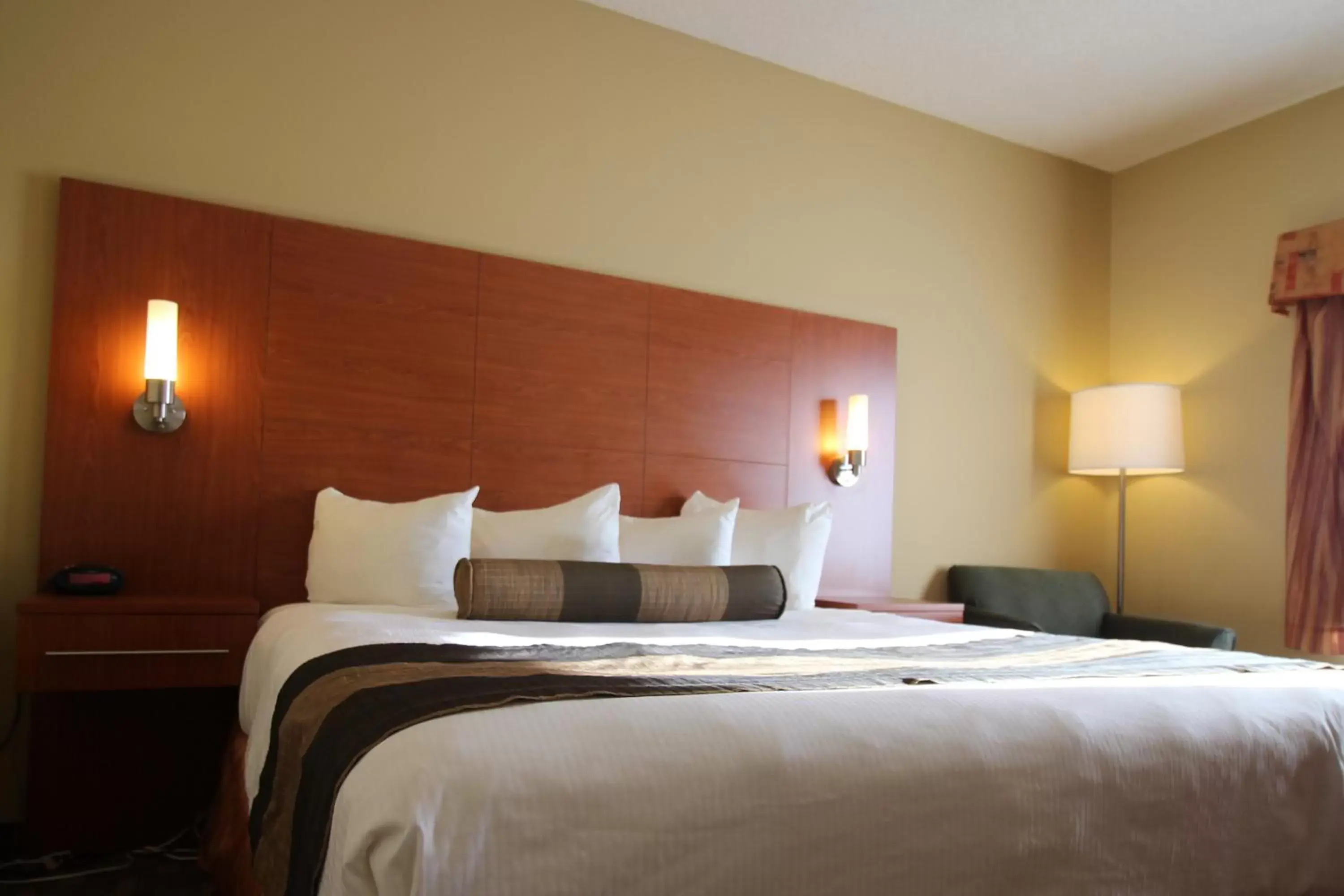 King Room in Quality Inn & Suites Hawkesbury