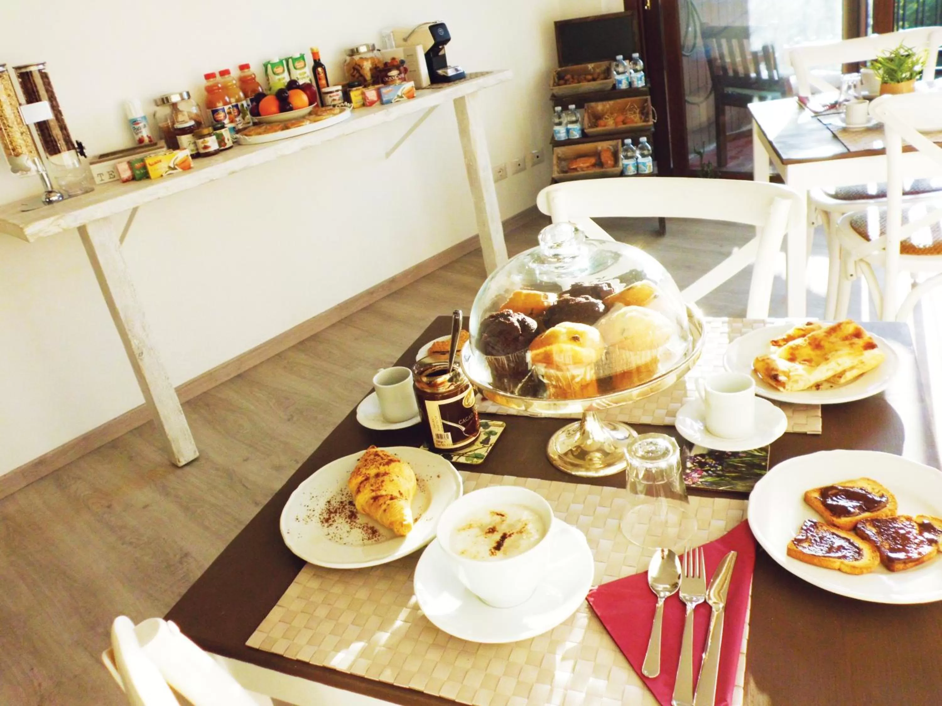 Communal lounge/ TV room in B&B More Than Rome