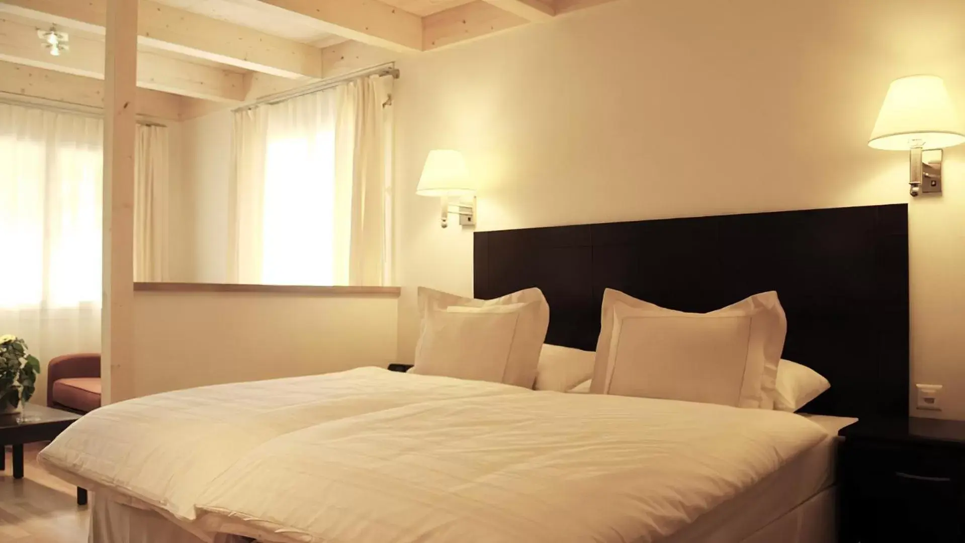 Bedroom, Bed in Swiss Inn & Apartments
