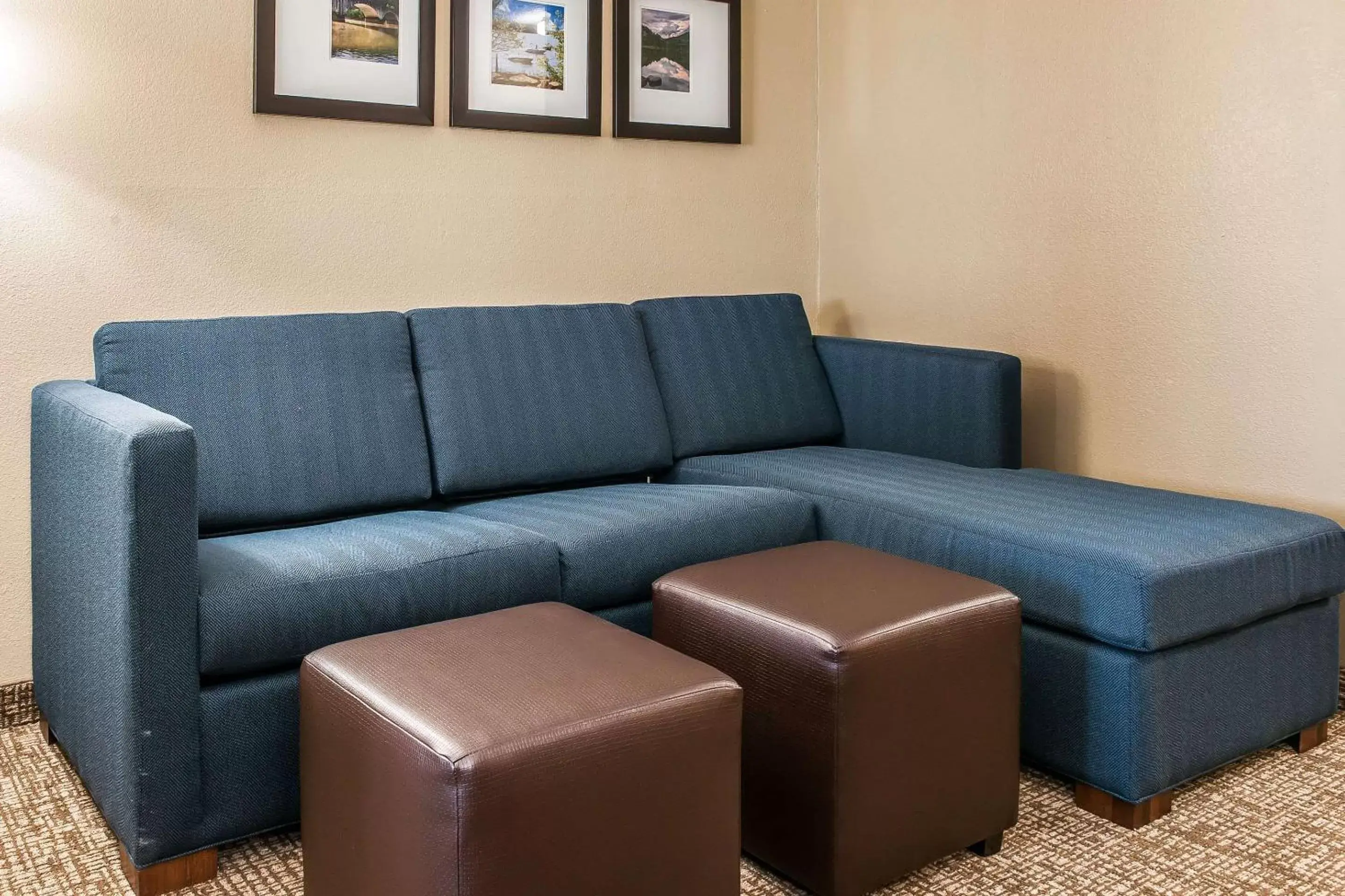 Photo of the whole room, Seating Area in Comfort Inn & Suites Mount Sterling