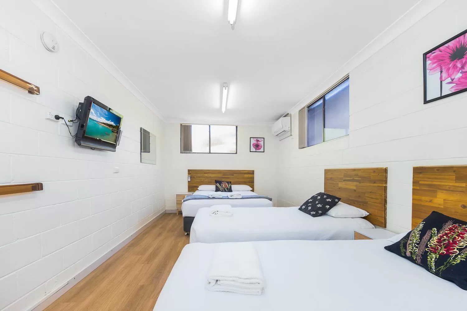 Bed in Plainsman Motel