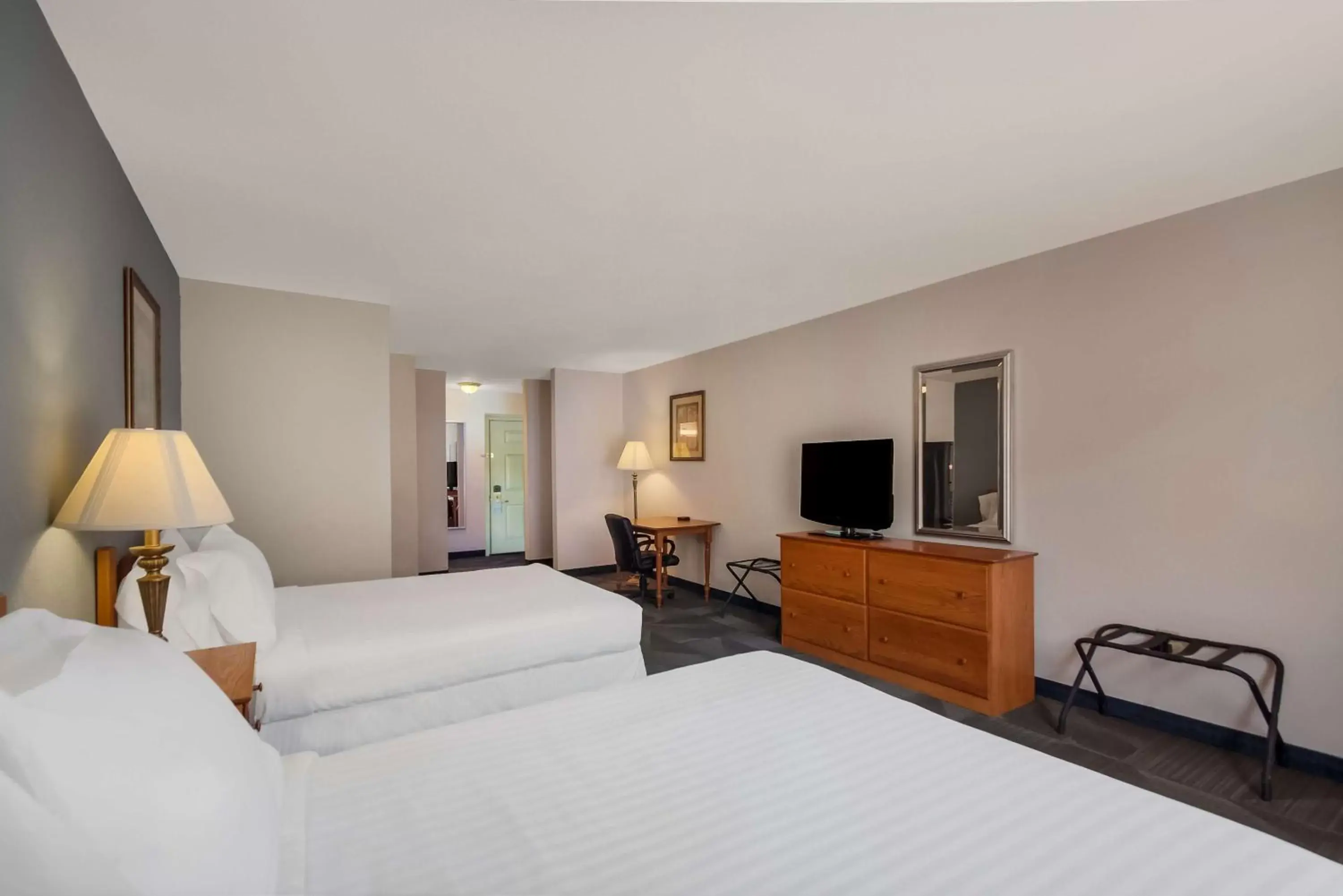 Bedroom, Bed in SureStay Plus Hotel by Best Western Berkeley Springs