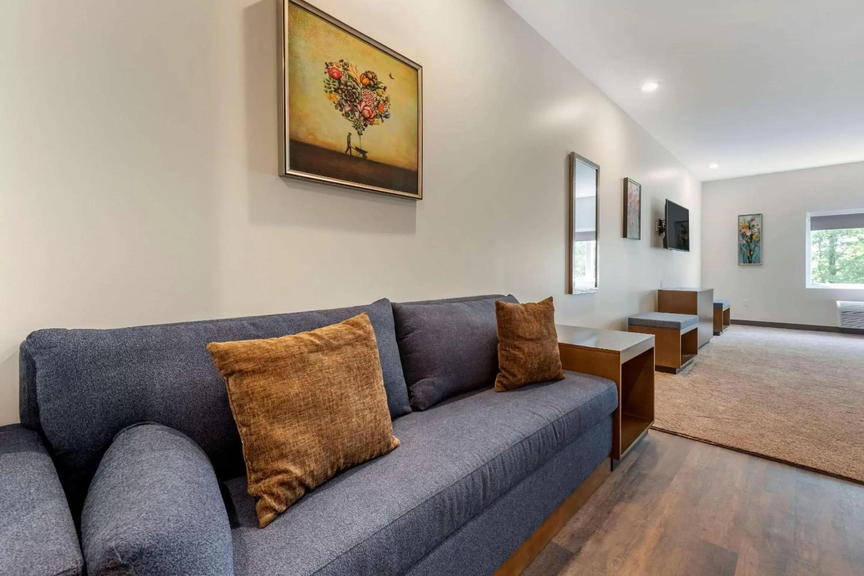 Photo of the whole room, Seating Area in The Cranberry, Ascend Hotel Collection