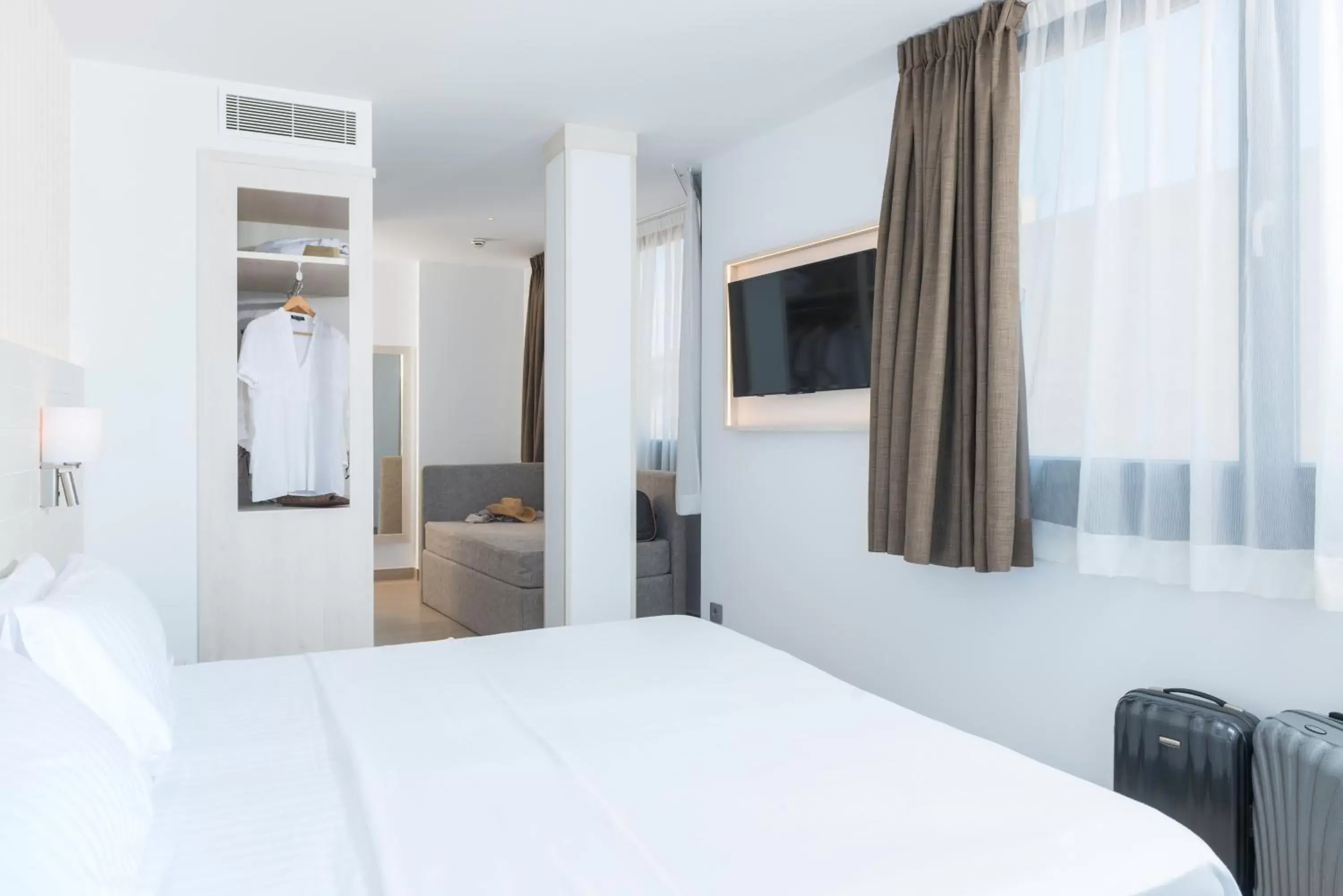 Standard Triple Room with Sea View in Hotel Marsol