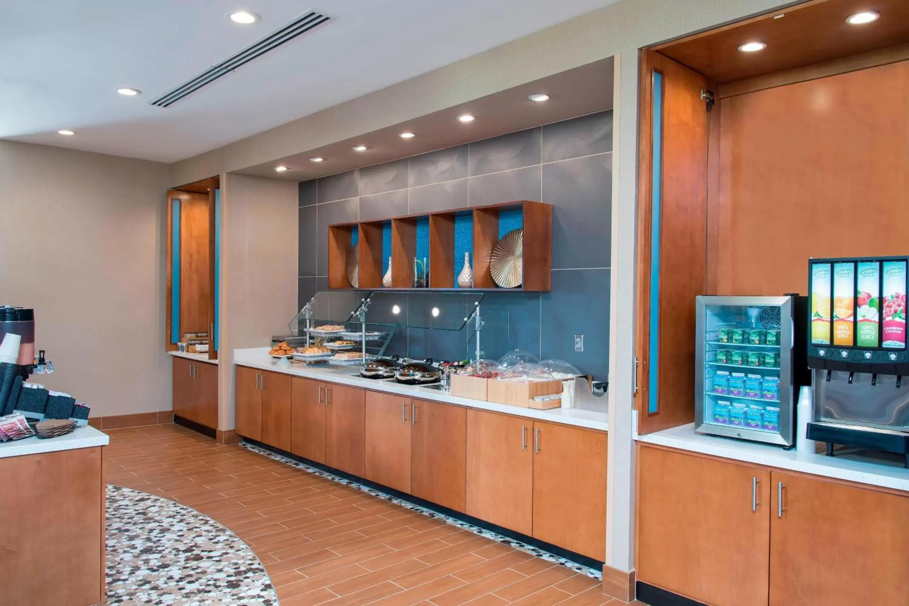 Breakfast, Kitchen/Kitchenette in SpringHill Suites Houston Sugarland