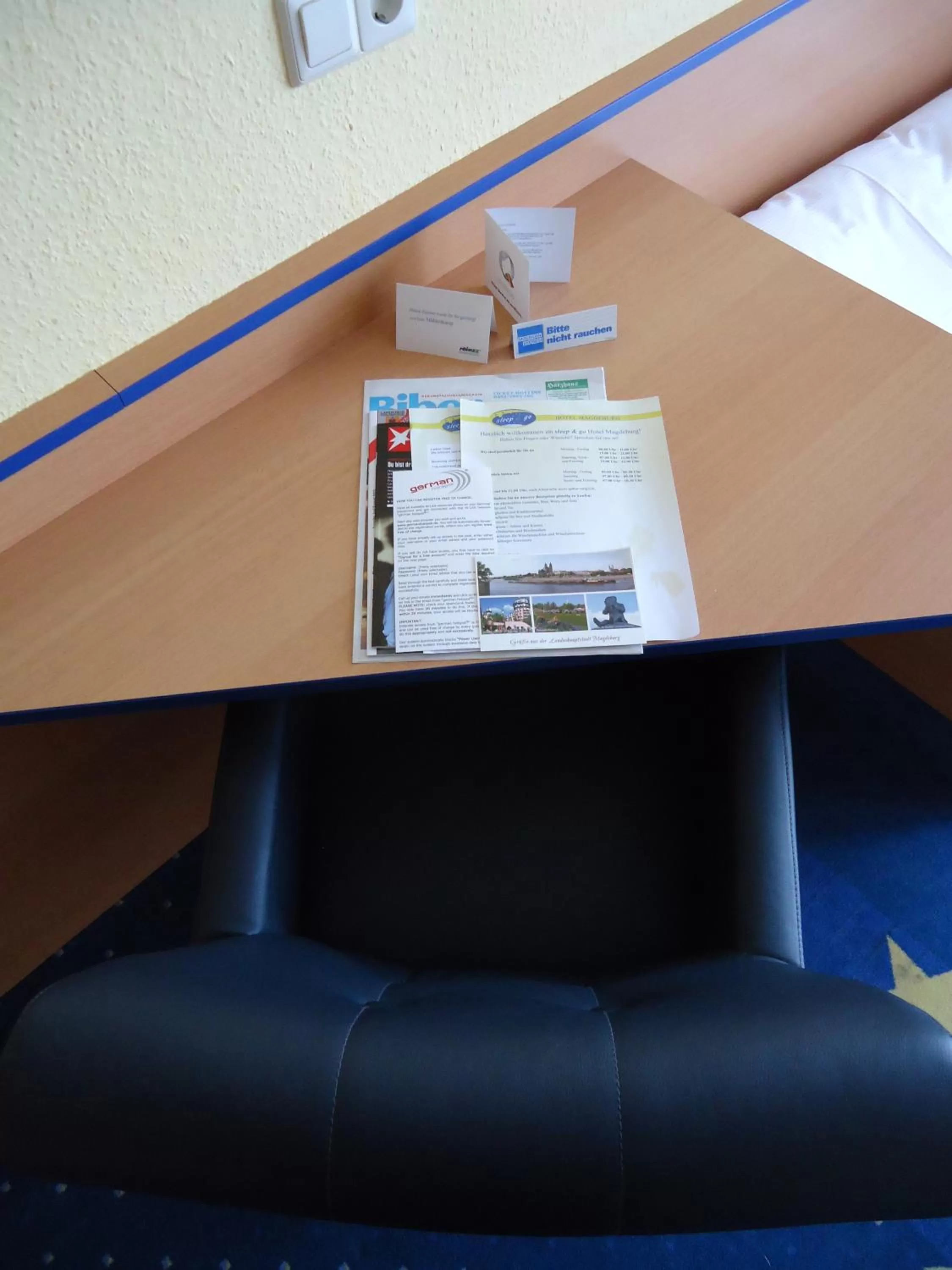 Seating area in Sleep & Go Hotel Magdeburg