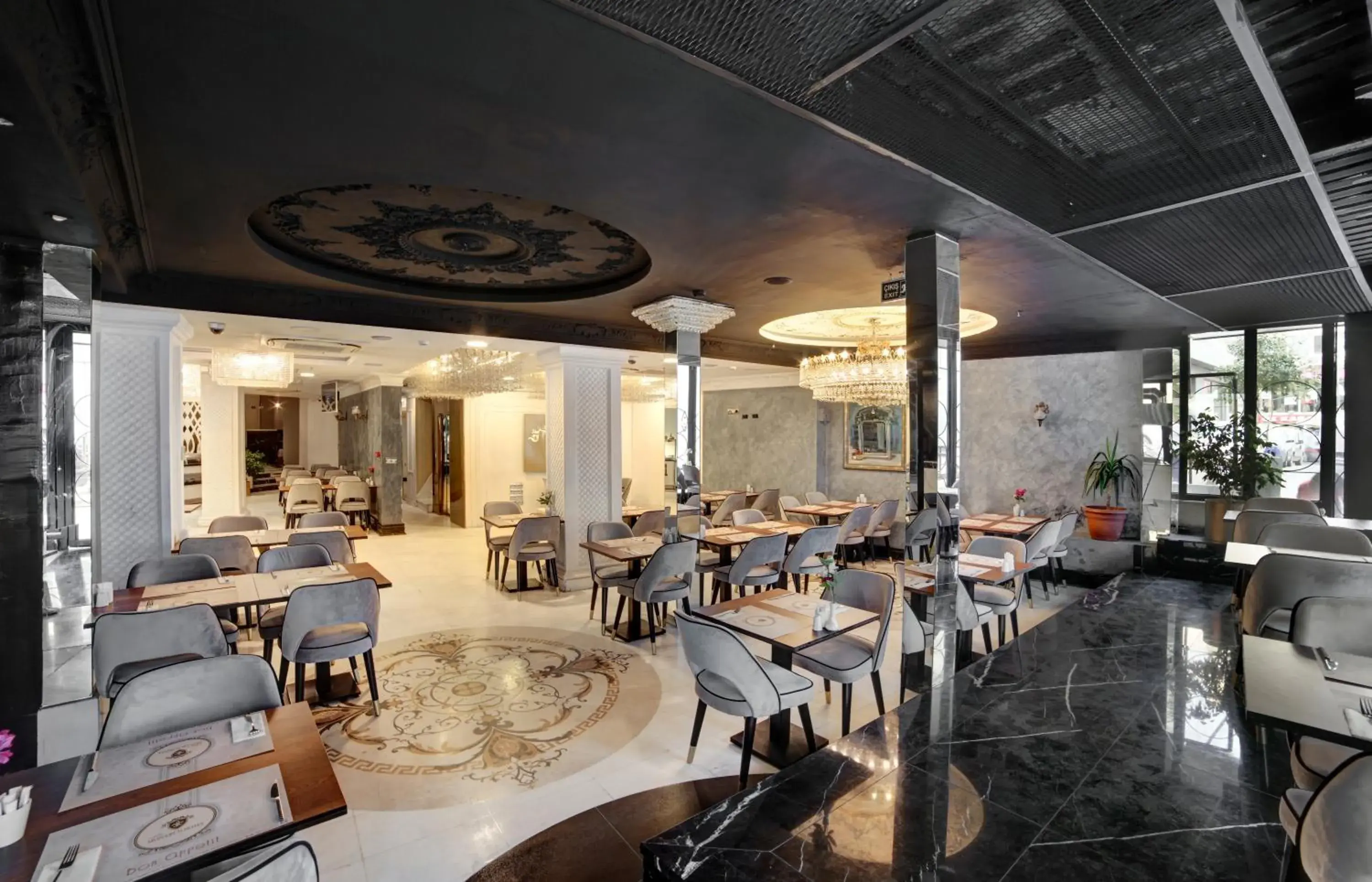 Restaurant/Places to Eat in White Monarch Hotel