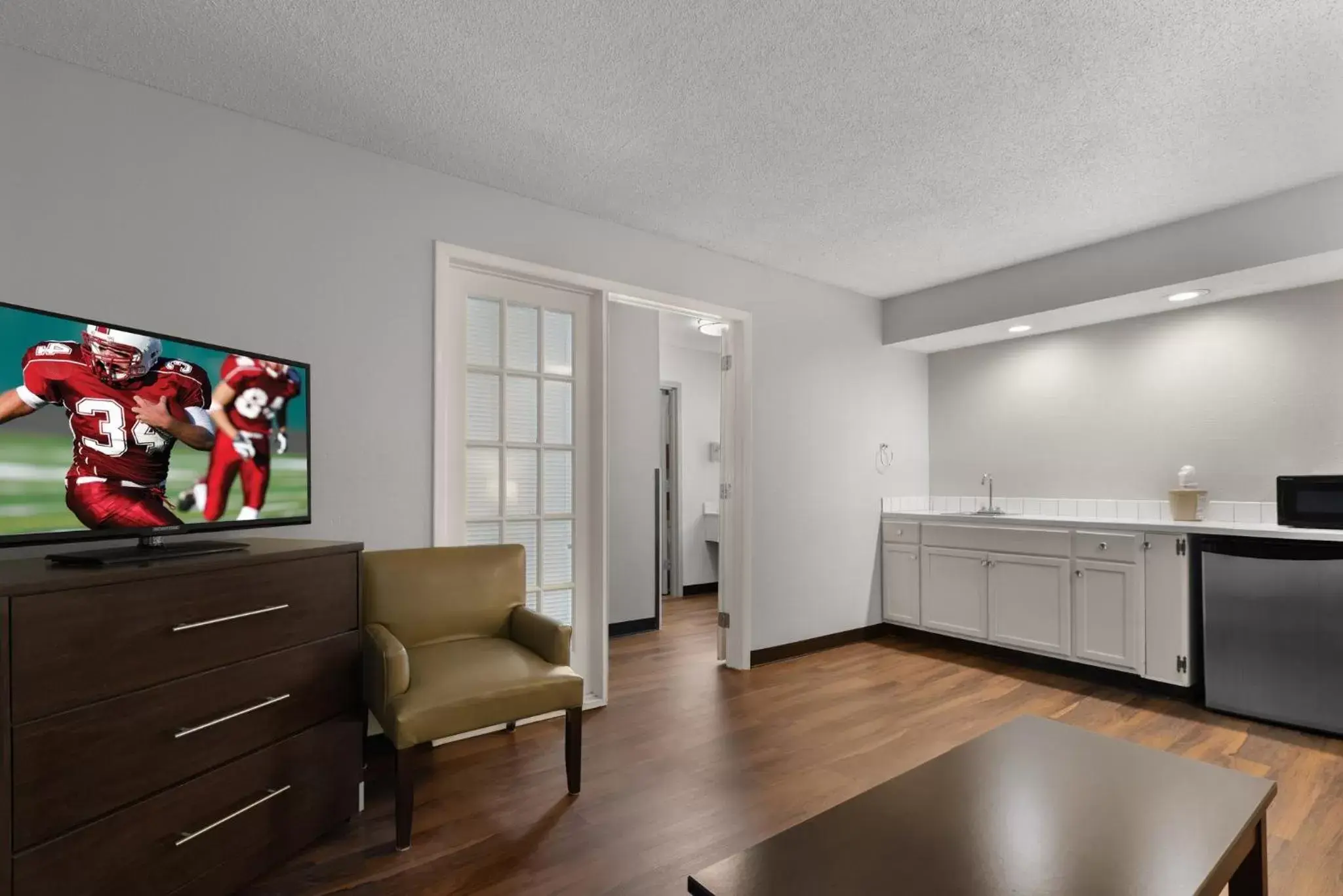 Photo of the whole room, Seating Area in Red Roof Inn & Suites Savannah Airport