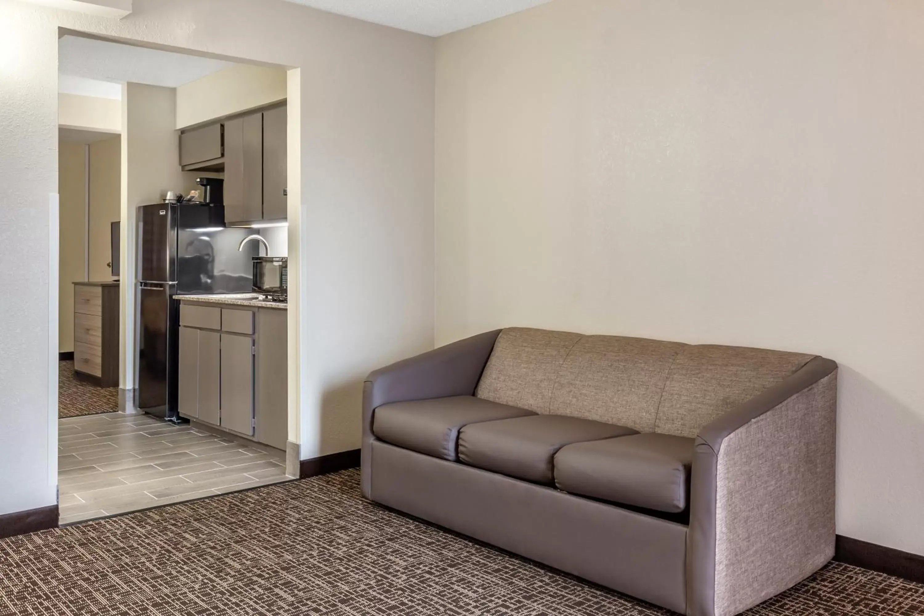 Living room, Seating Area in Quality Inn & Suites Spring Lake - Fayetteville Near Fort Liberty