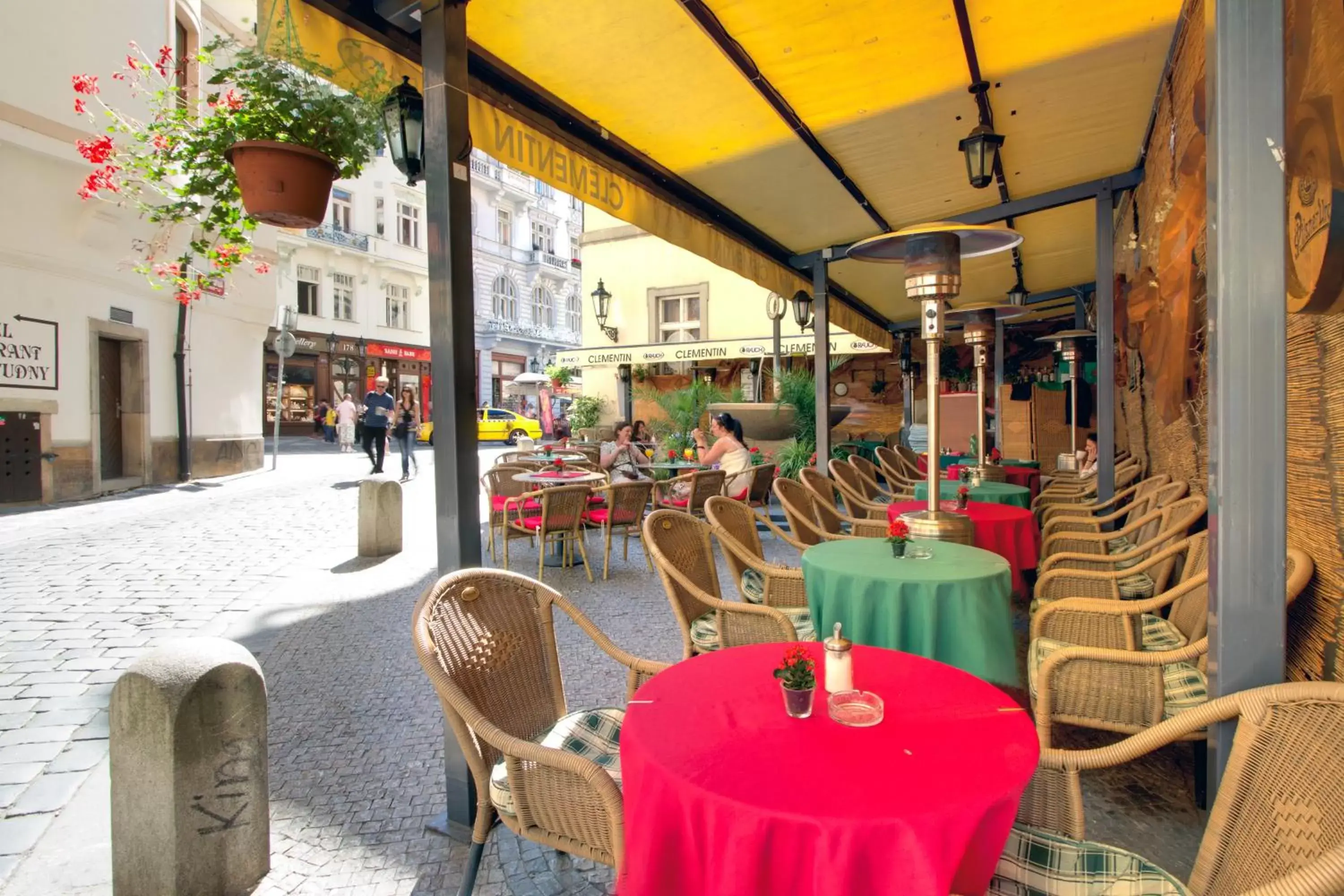 Facade/entrance, Restaurant/Places to Eat in Clementin