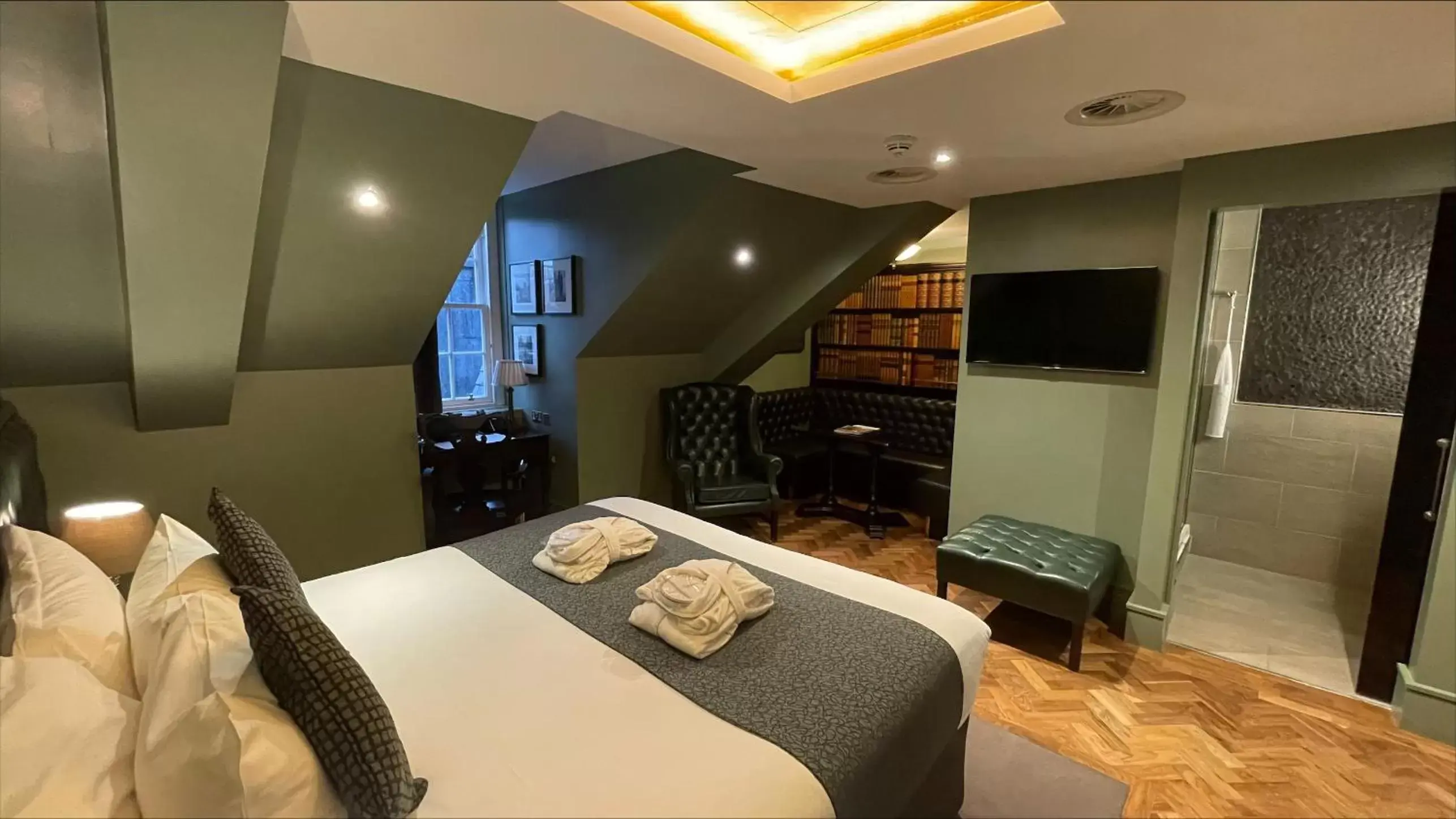 Bedroom, TV/Entertainment Center in Le Monde Hotel