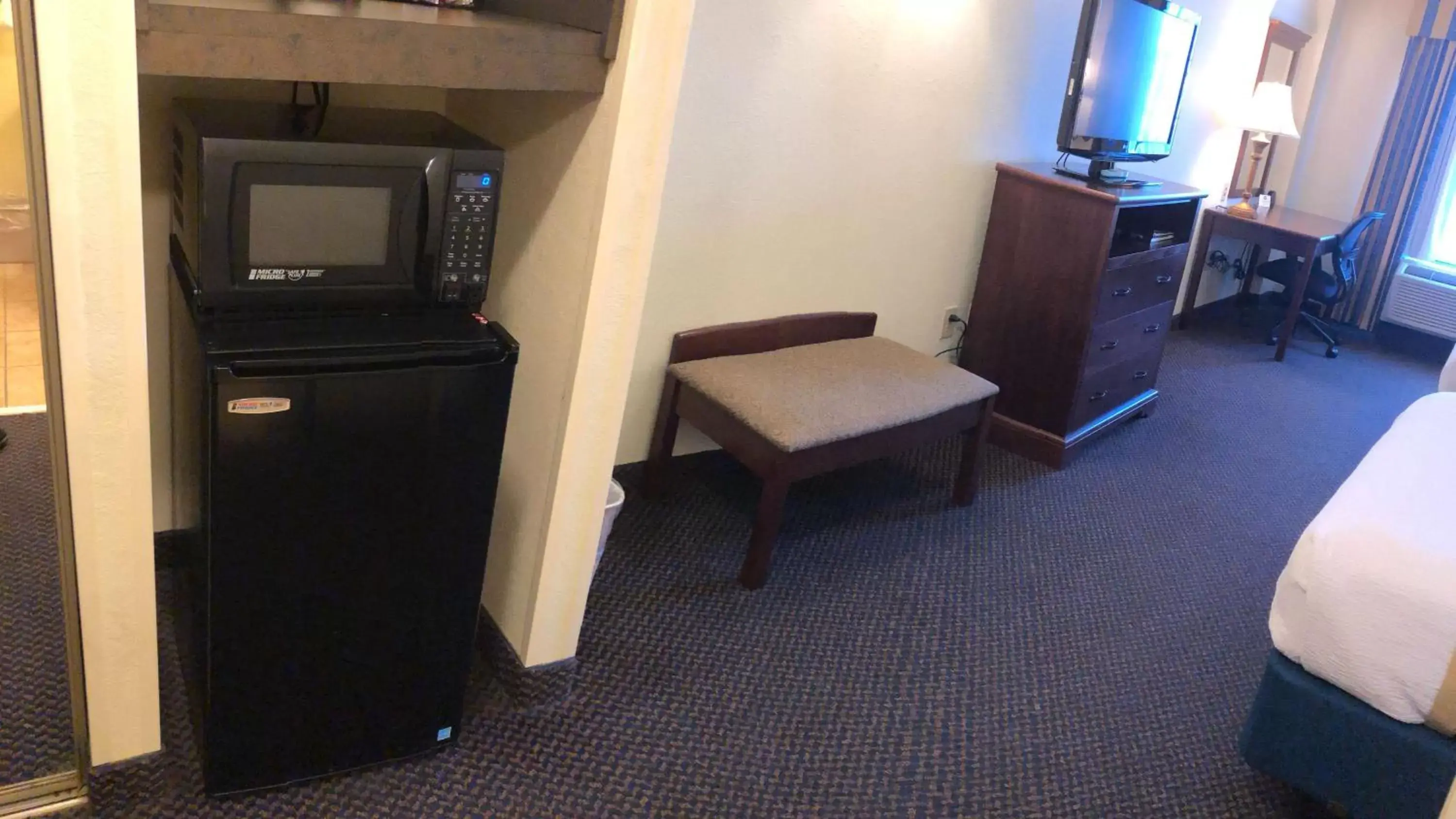 Photo of the whole room, TV/Entertainment Center in Best Western Plus Crossroads Inn & Suites