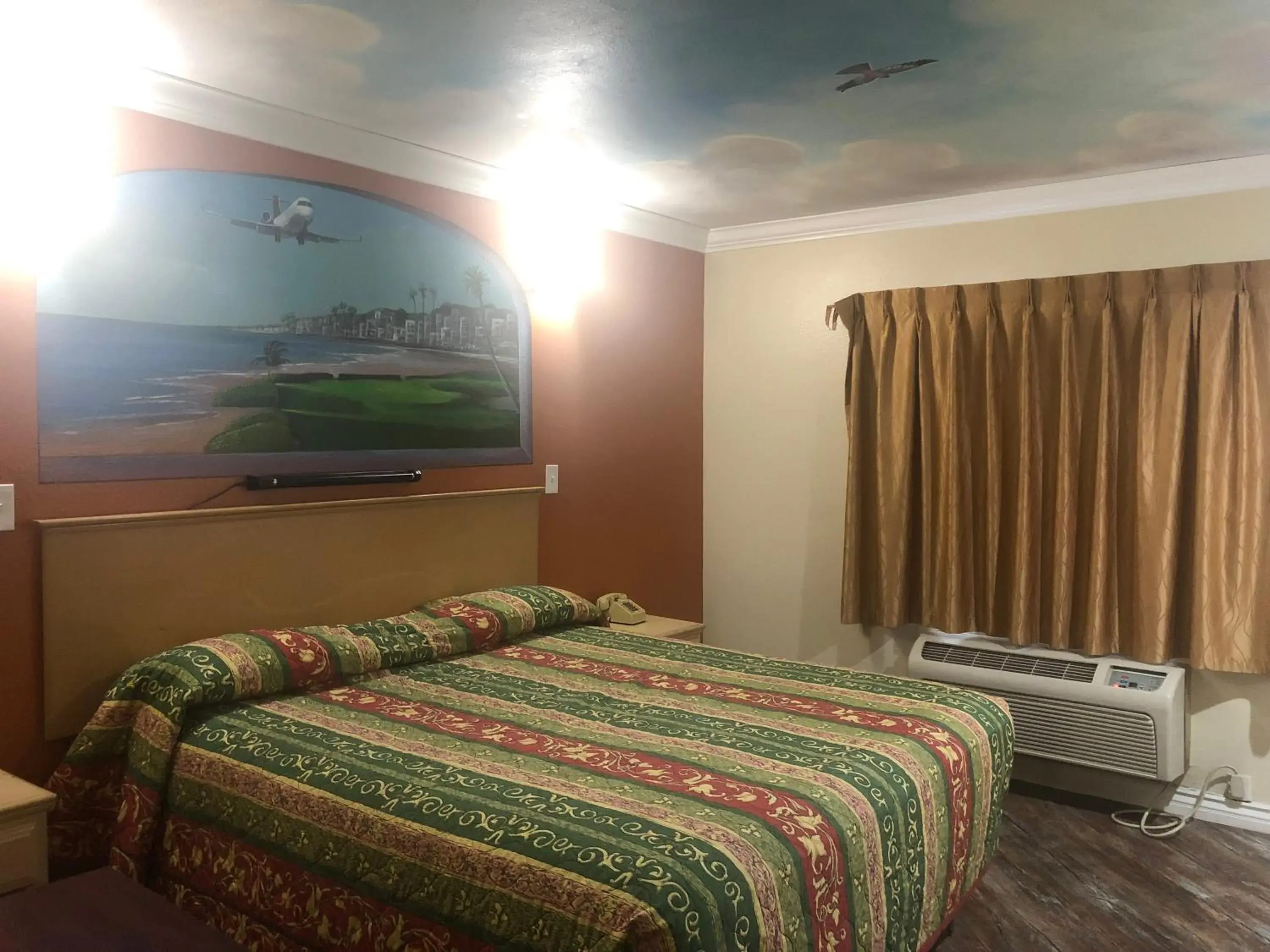 Bed in Robinhood Motel