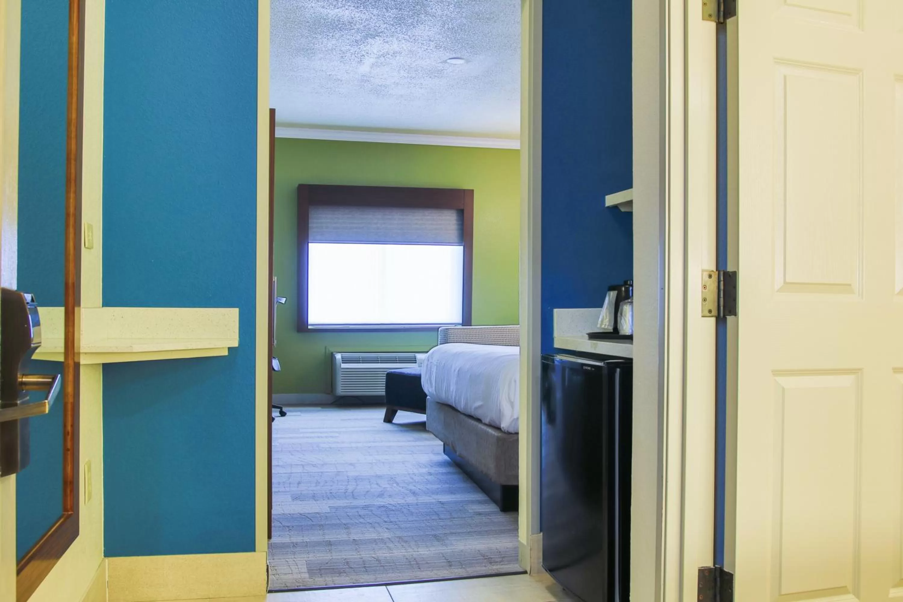 Guests, Bed in Holiday Inn Express Hotel & Suites Mount Pleasant by IHG