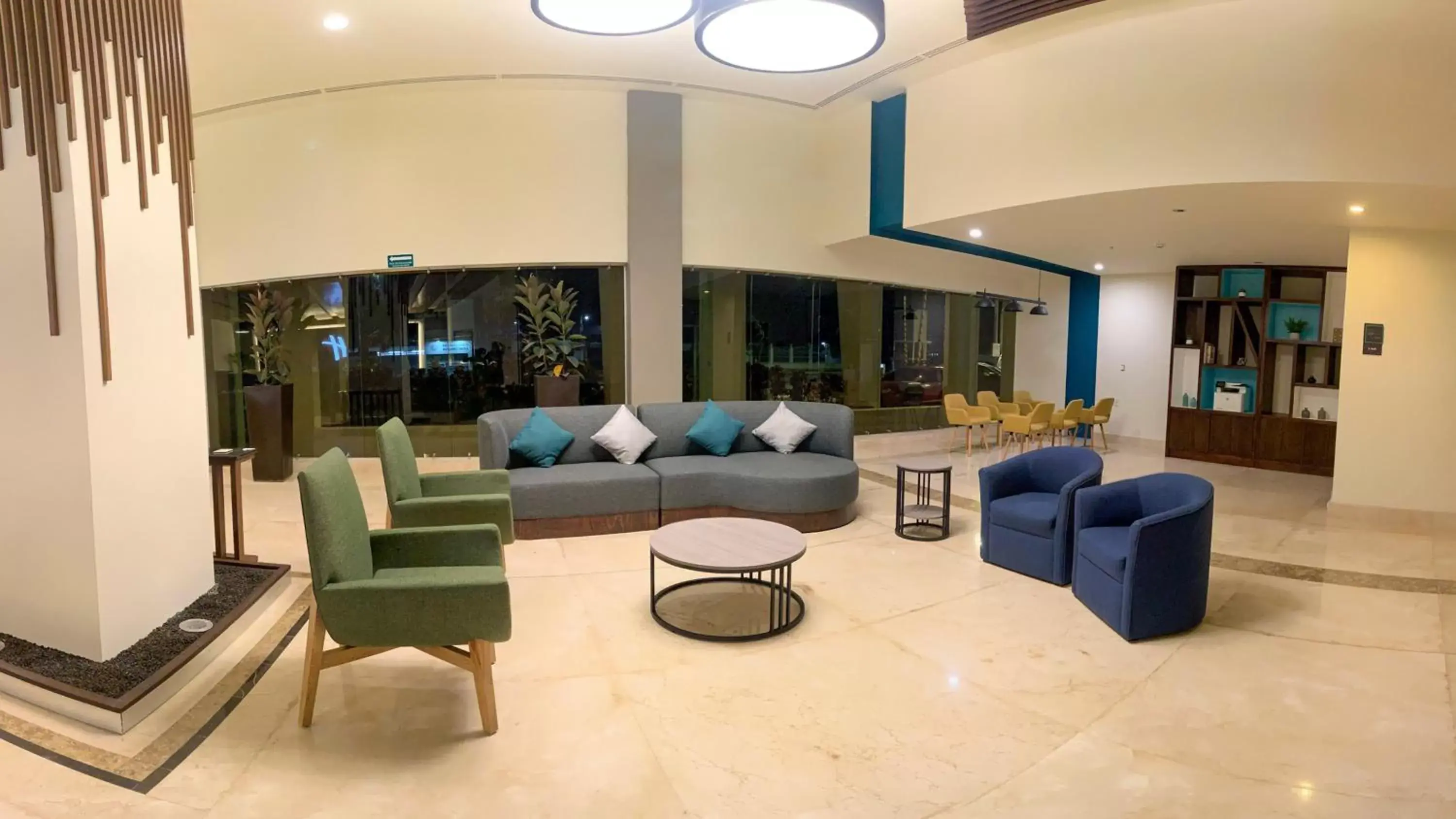 Living room, Lobby/Reception in Holiday Inn Tuxpan - Convention Center, an IHG Hotel
