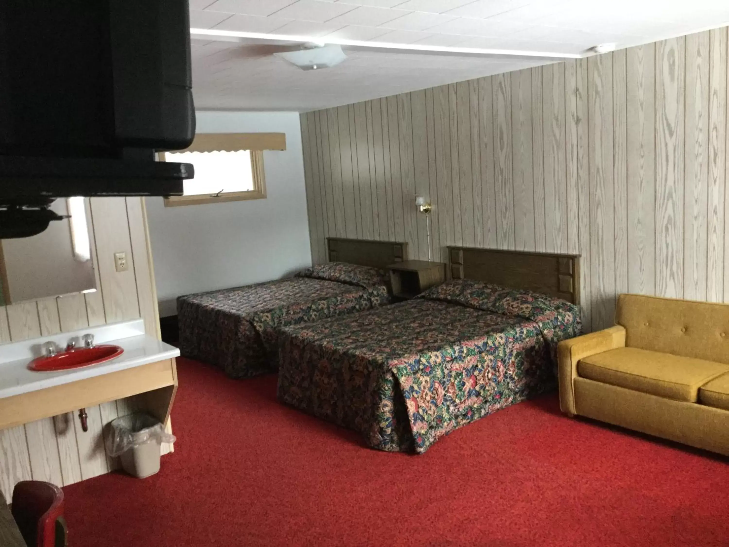 Living room, Bed in Cedars Motel