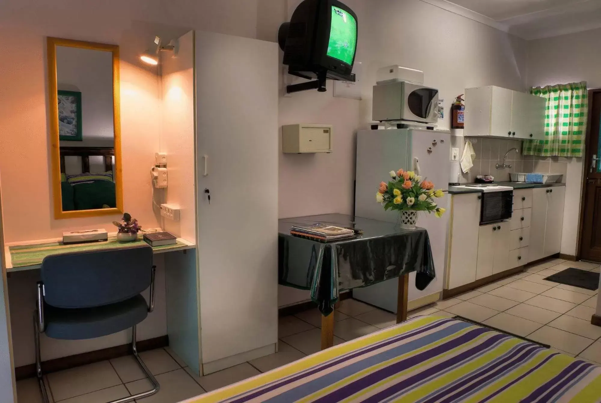 Kitchen or kitchenette, Kitchen/Kitchenette in La Rochelle Inn