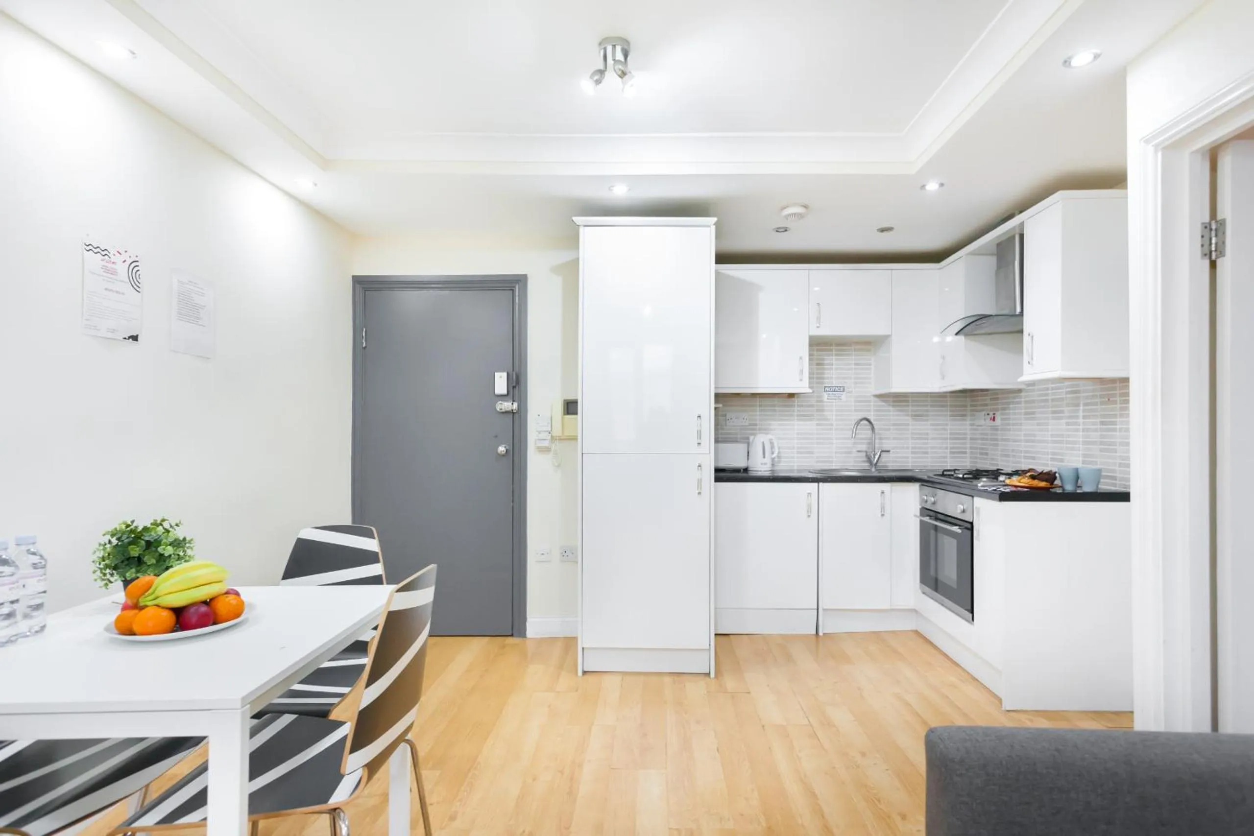 Kitchen or kitchenette, Kitchen/Kitchenette in Kings Cross Apartment