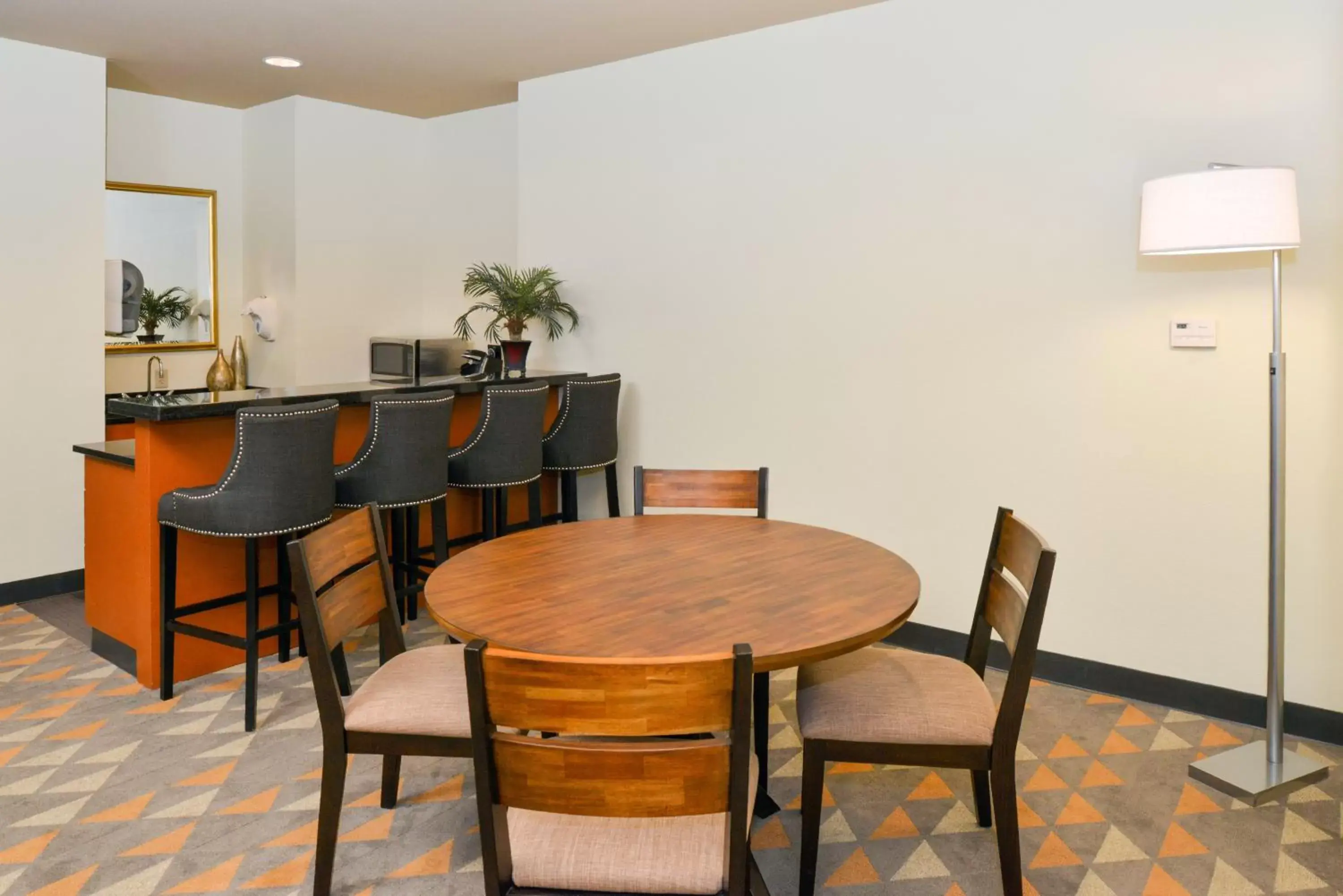 Photo of the whole room in Holiday Inn Kansas City Airport by IHG Photo of the whole room in Holiday Inn Kansas City Airport by IHG