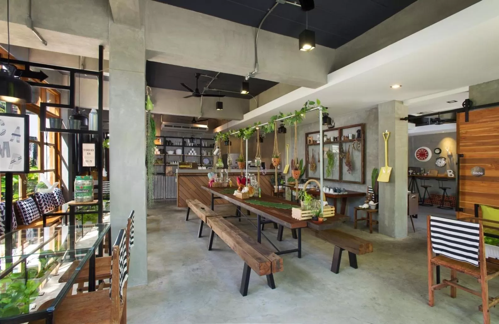 Restaurant/places to eat in Hansa Bangkok House