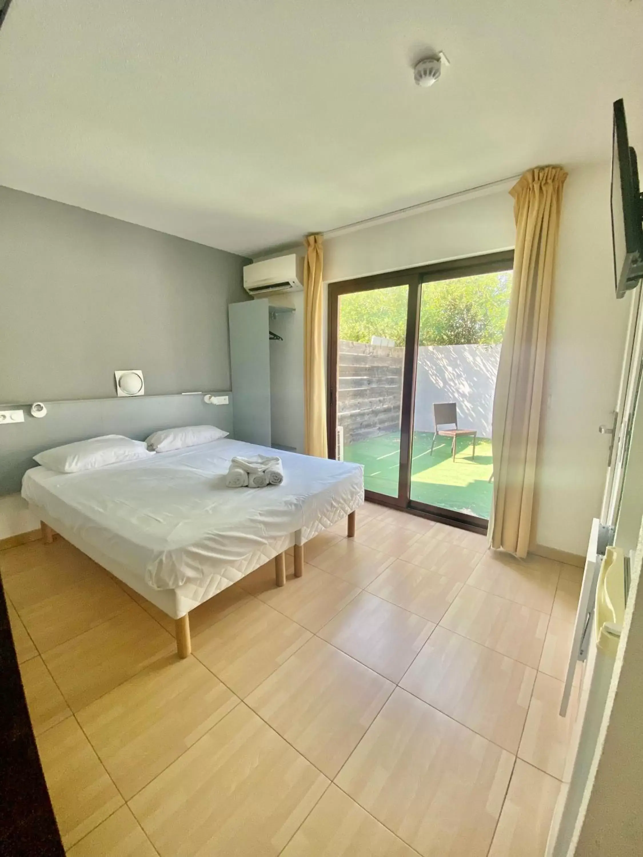 Bedroom, Bed in Hôtel Acajou