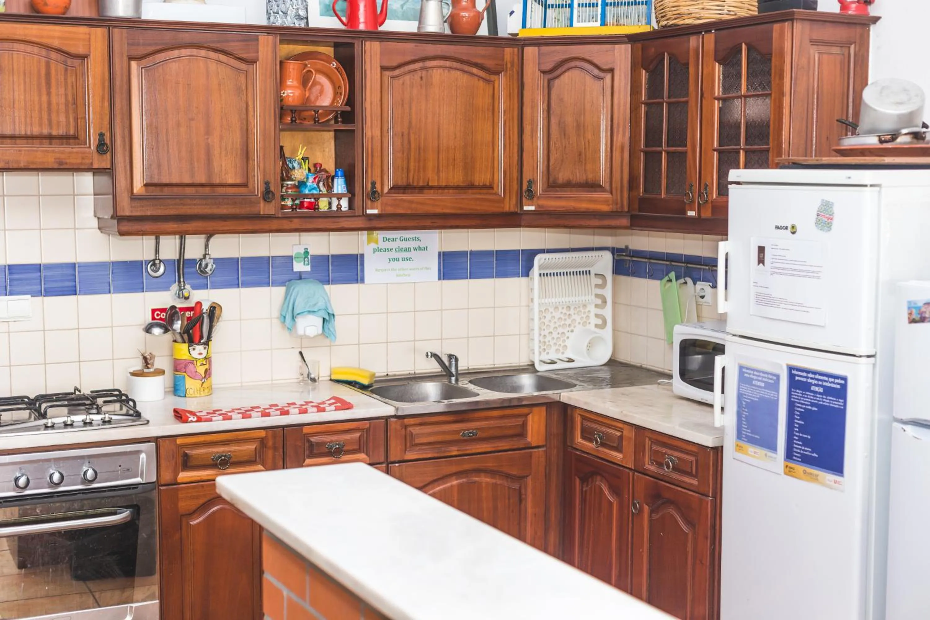 Communal kitchen in Ericeira Chill Hill Hostel & Private Rooms - Peach Garden