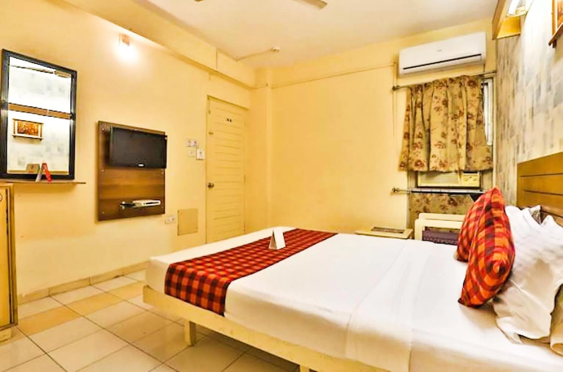 TV and multimedia, Bed in Hotel Tulsi