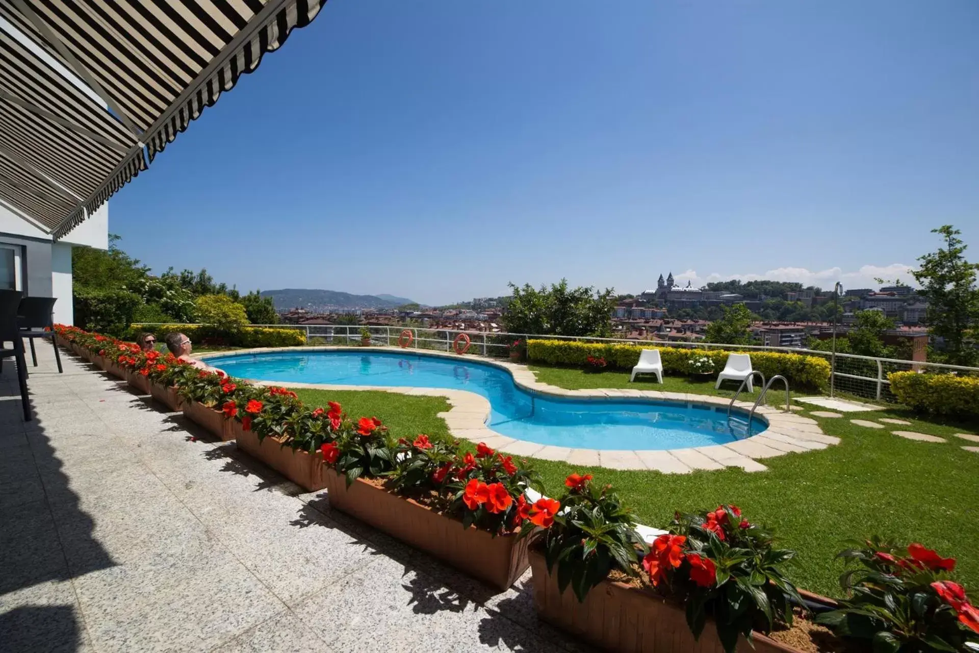 Garden, Swimming Pool in Hotel Avenida