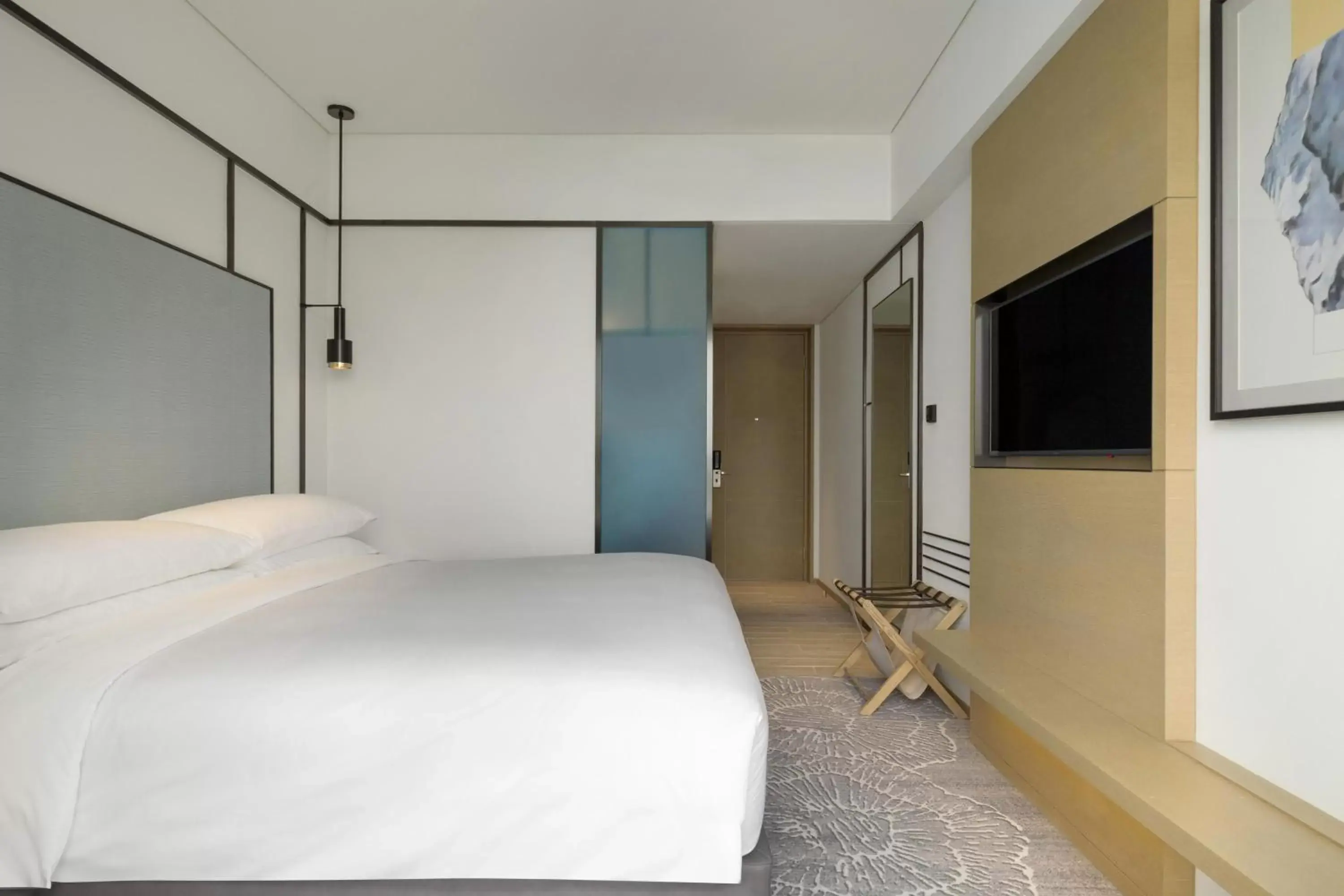 Photo of the whole room, Bed in Four Points by Sheraton Hong Kong, Tung Chung
